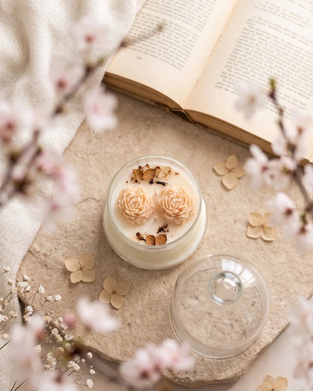 Candela botanica Hanami con campana di vetro, fiamme danzanti e composizione di petali e fiori essiccati con fiorellini di cera ispirata alla fioritura dei ciliegi giapponesi | Profumo cannella, mela, chiodi di garofano, vaniglia burrosa - formato piccolo 200 gr 
