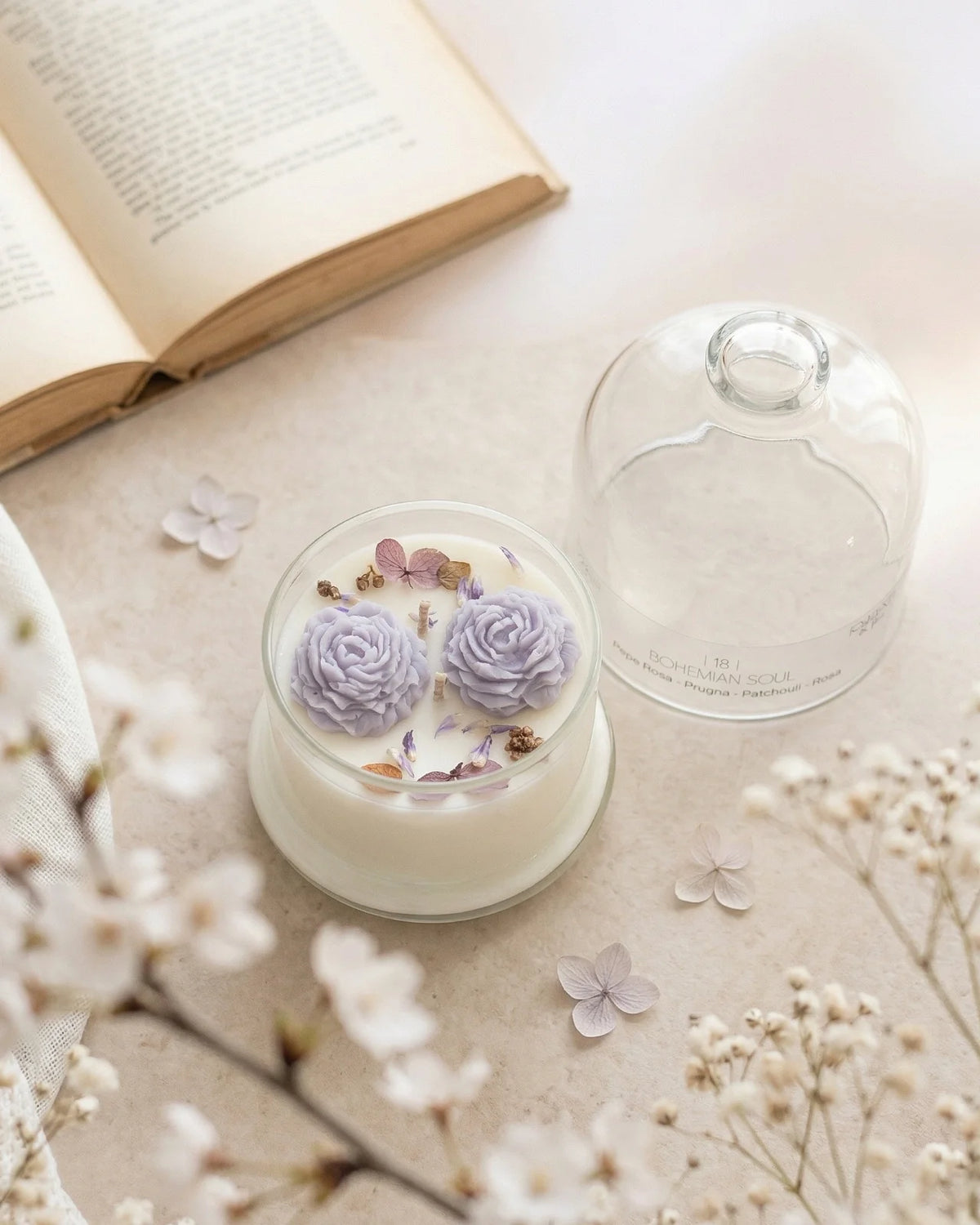 Candela botanica Hanami con campana di vetro, fiamme danzanti e composizione di petali e fiori essiccati con fiorellini di cera ispirata alla fioritura dei ciliegi giapponesi | Profumo pepe rosa, prugna, patchouli, rosa - formato piccolo 200 gr 