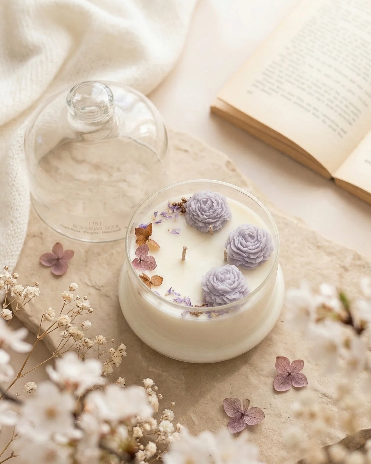 Candela botanica Hanami con campana di vetro, fiamme danzanti e composizione di petali e fiori essiccati con fiorellini di cera ispirata alla fioritura dei ciliegi giapponesi | Profumo fruttato, vibrante, fiorito formato grande 350 gr