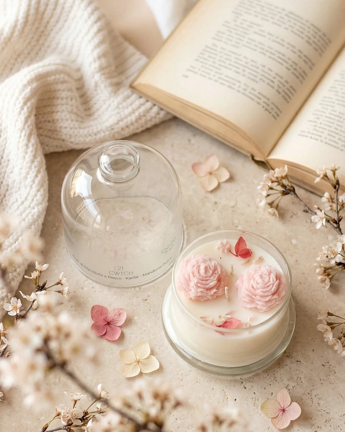 Candela botanica Hanami con campana di vetro, fiamme danzanti e composizione di petali e fiori essiccati con fiorellini di cera ispirata alla fioritura dei ciliegi giapponesi | Profumo fiori di mandorlo e pesco, karatè, mandorla dolce - formato piccolo 200 gr 