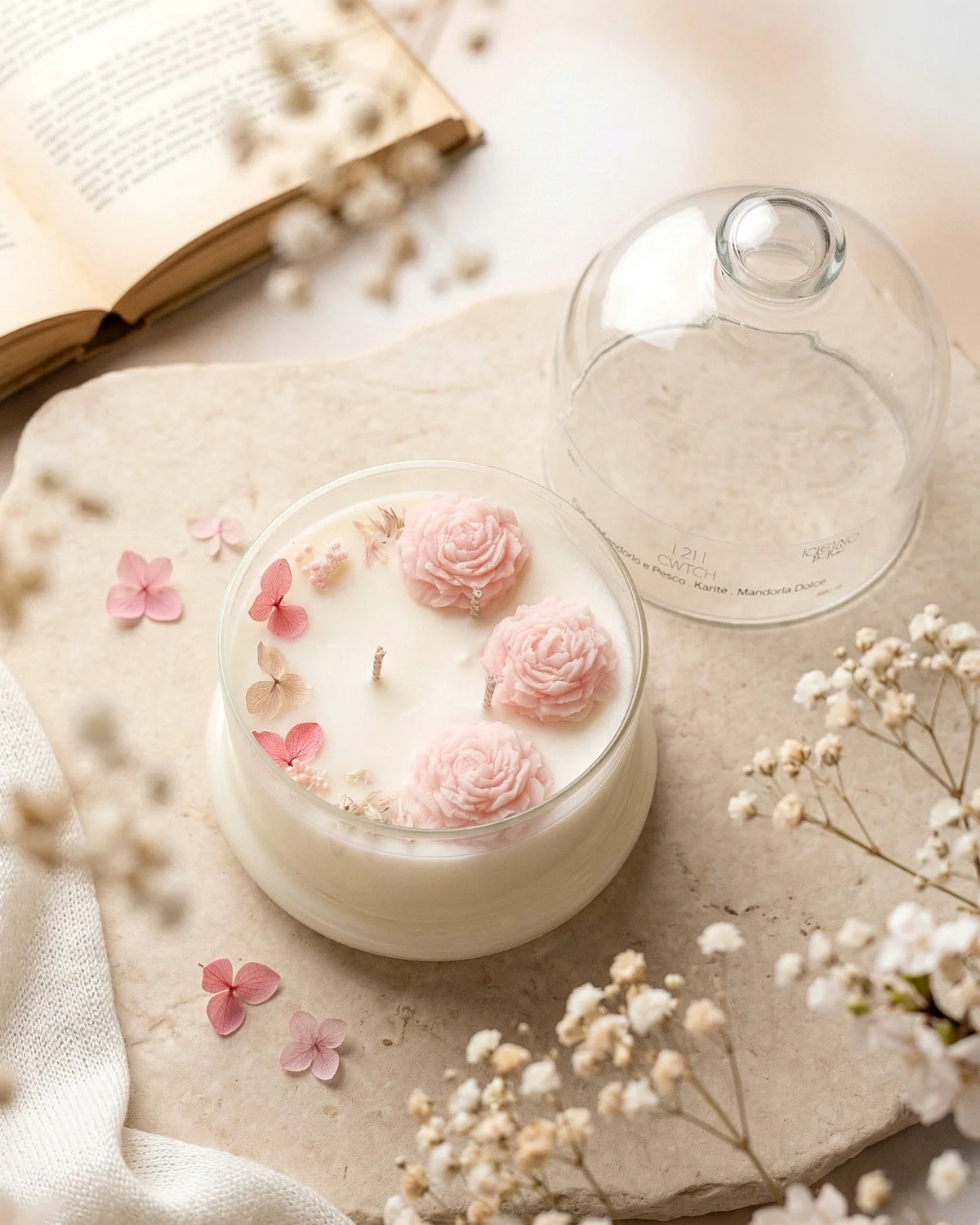 Candela botanica Hanami con campana di vetro, fiamme danzanti e composizione di petali e fiori essiccati con fiorellini di cera ispirata alla fioritura dei ciliegi giapponesi | Profumo dolce, fiorito talcato, muschiato formato grande 350 gr
