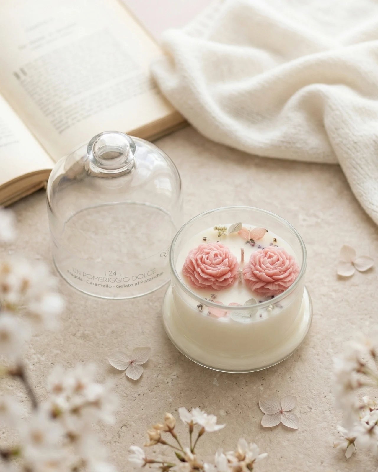 Candela botanica Hanami con campana di vetro, fiamme danzanti e composizione di petali e fiori essiccati con fiorellini di cera ispirata alla fioritura dei ciliegi giapponesi | Profumo fragola, caramello e gelato al pistacchio - formato piccolo 200 gr 