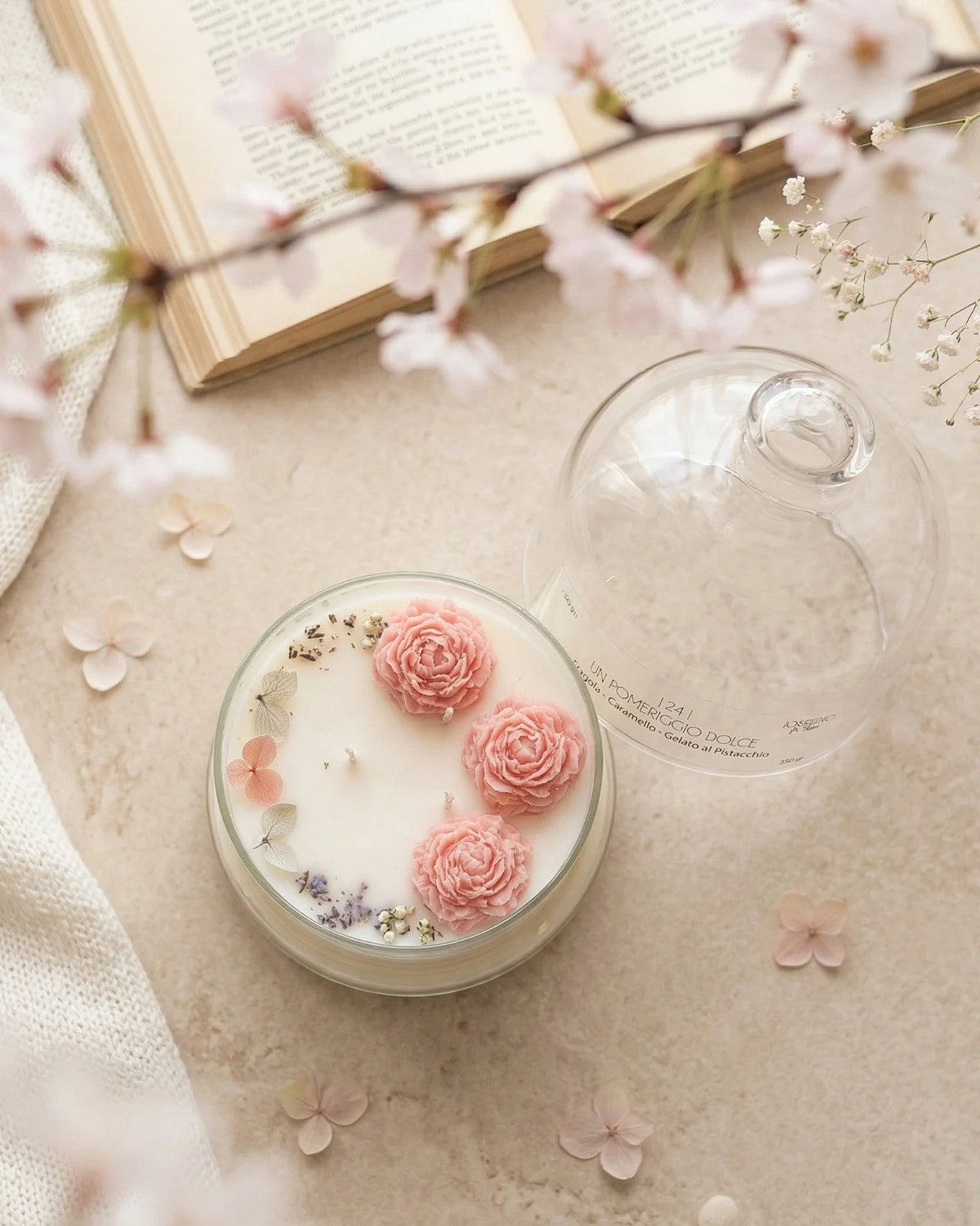 Candela botanica Hanami con campana di vetro, fiamme danzanti e composizione di petali e fiori essiccati con fiorellini di cera ispirata alla fioritura dei ciliegi giapponesi | Profumo gourmand, cremoso e lattiginoso formato grande 350 gr