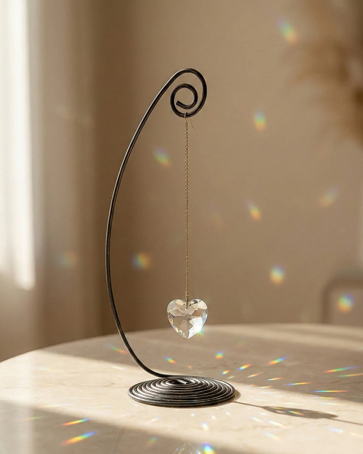 Heliophilia - Acchiappasole feng shui artigianale che crea arcobaleni di luce | Versione da tavolo con supporto in fil di ferro - suncather con cristallo a forma di cuore 