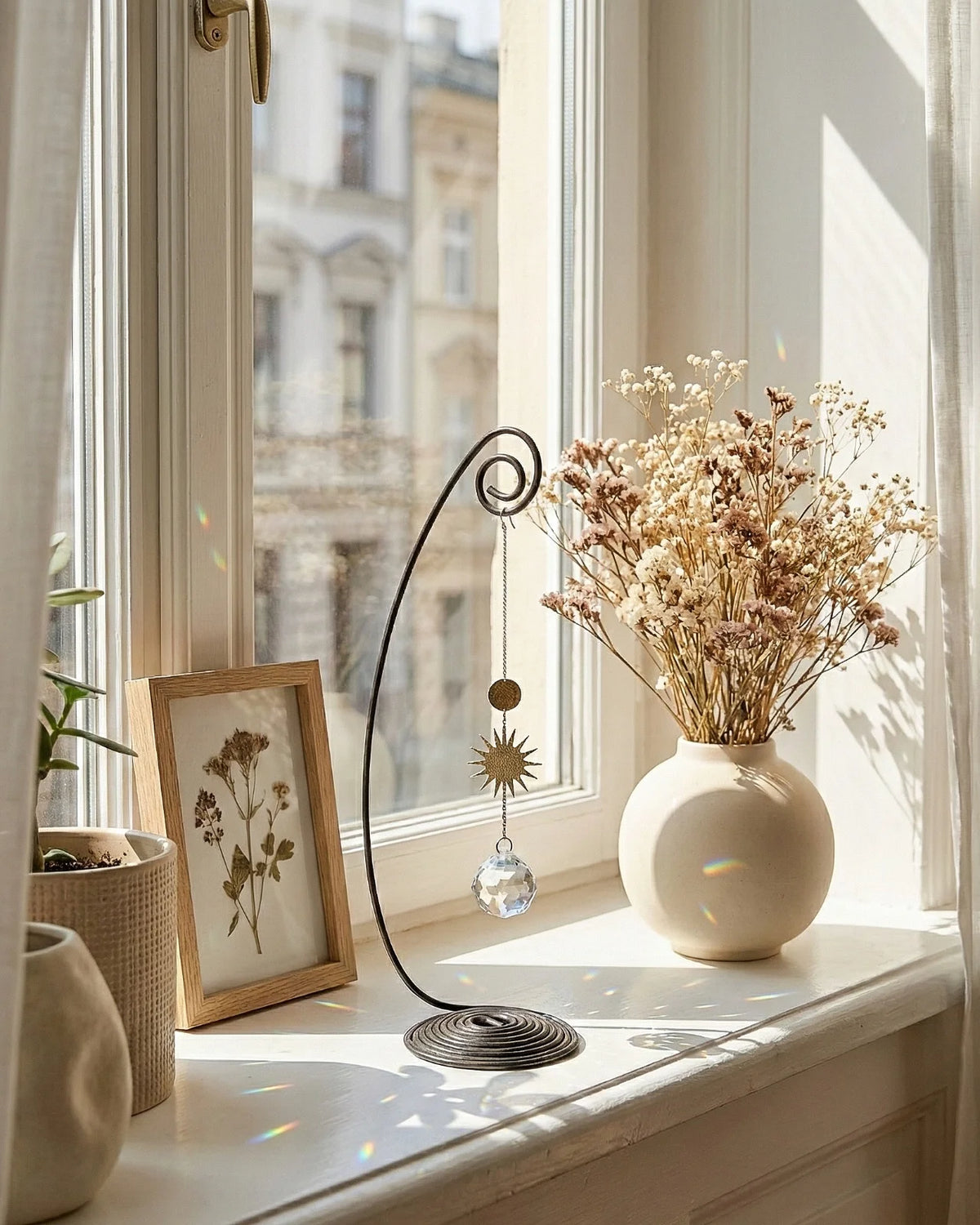 Suncatcher Heliophilia - Acchiappasole feng shui artigianale che crea arcobaleni di luce con cristallo e simbolo in ottone a forma di sole da poggiare sul mobile