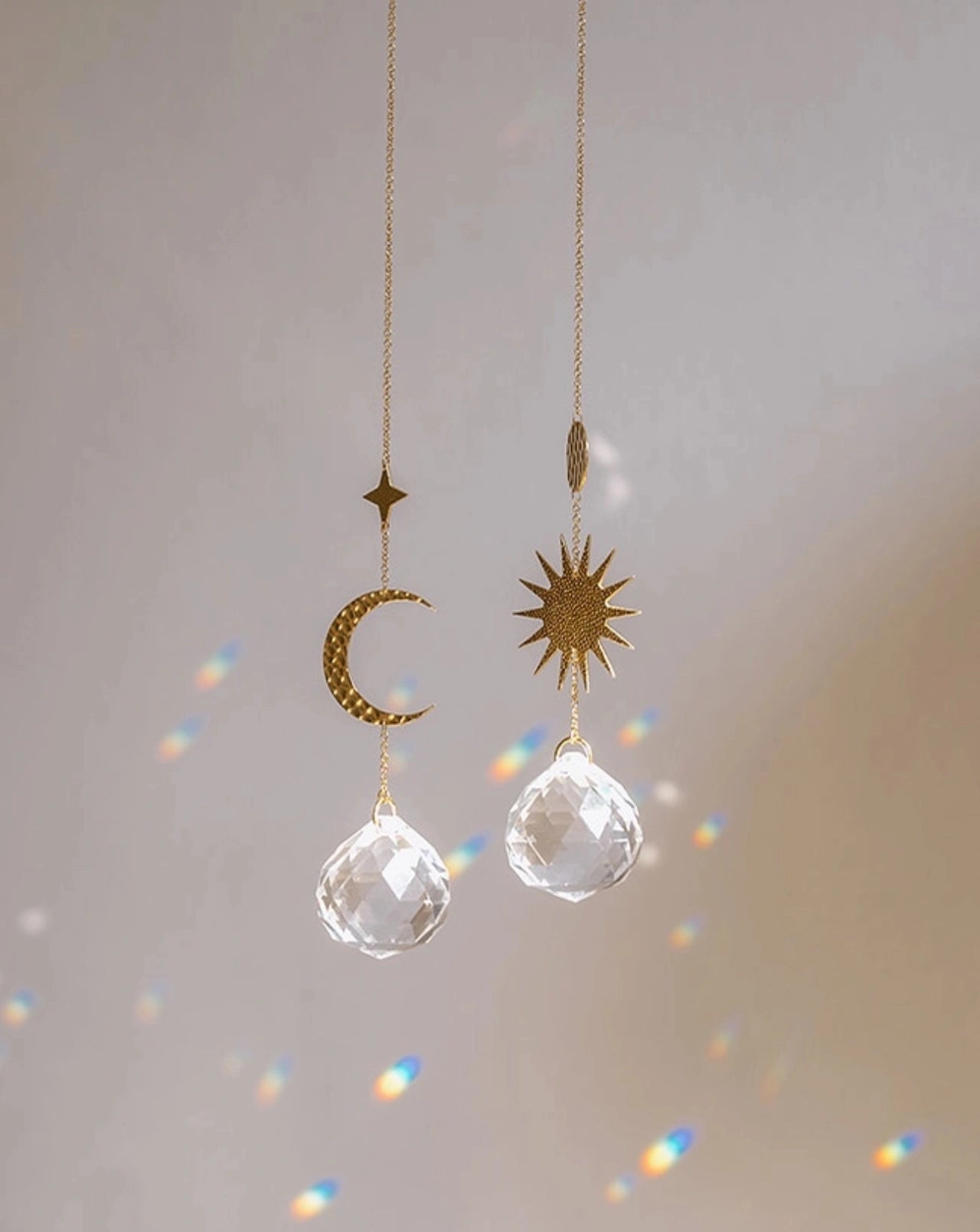 Suncatcher Heliophilia - Acchiappasole feng shui artigianale che crea arcobaleni di luce con cristallo sfaccettato e simboli in ottone duo luna e sole