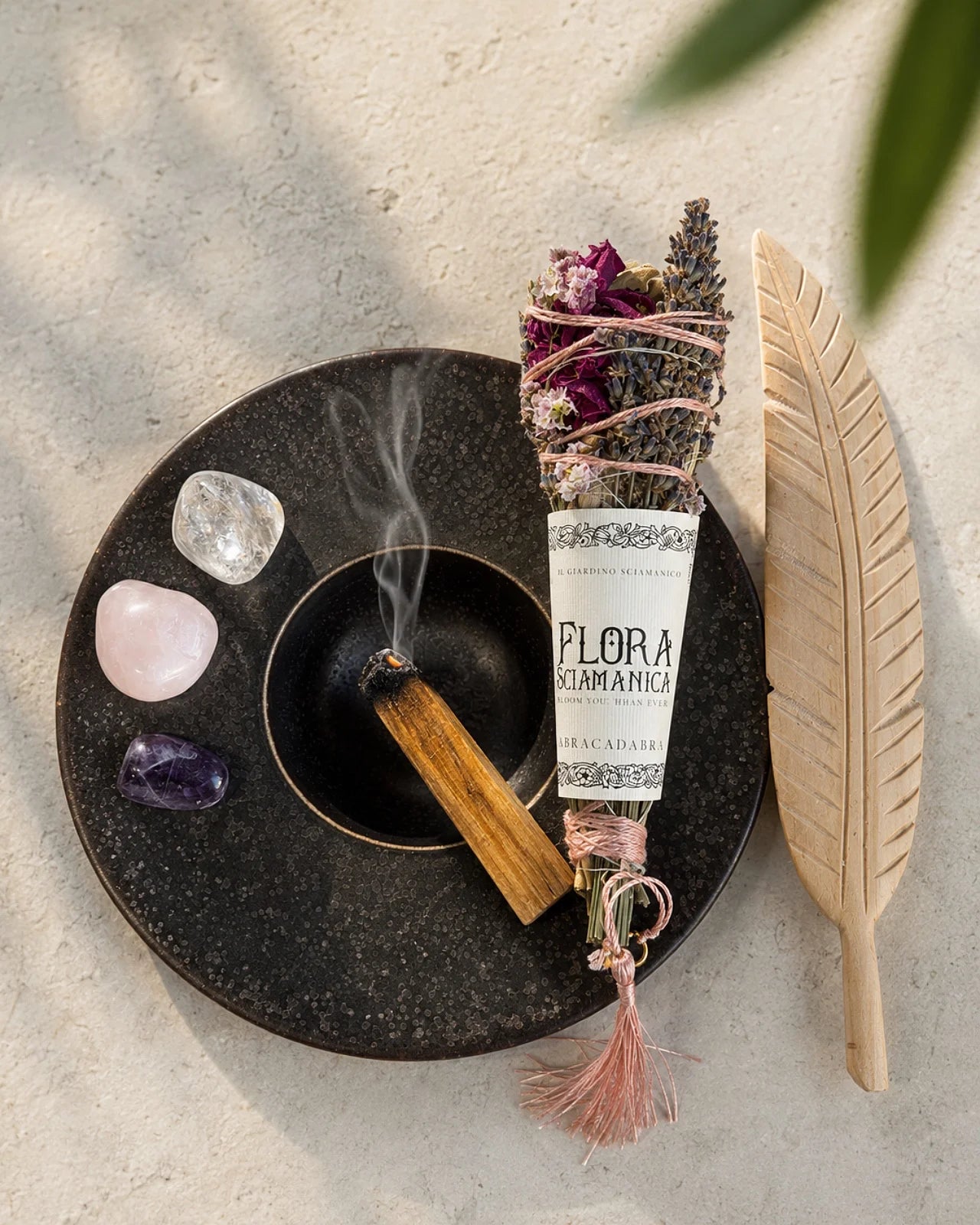 kit rituale fumigazione quotidiano con palo santo, smudge stick artigianale italiano, piuma in legno di mango, piatto porcellana portoghese e set 3 pietre burattate ( ametista, quarzo rosa e cristallo di rocca )