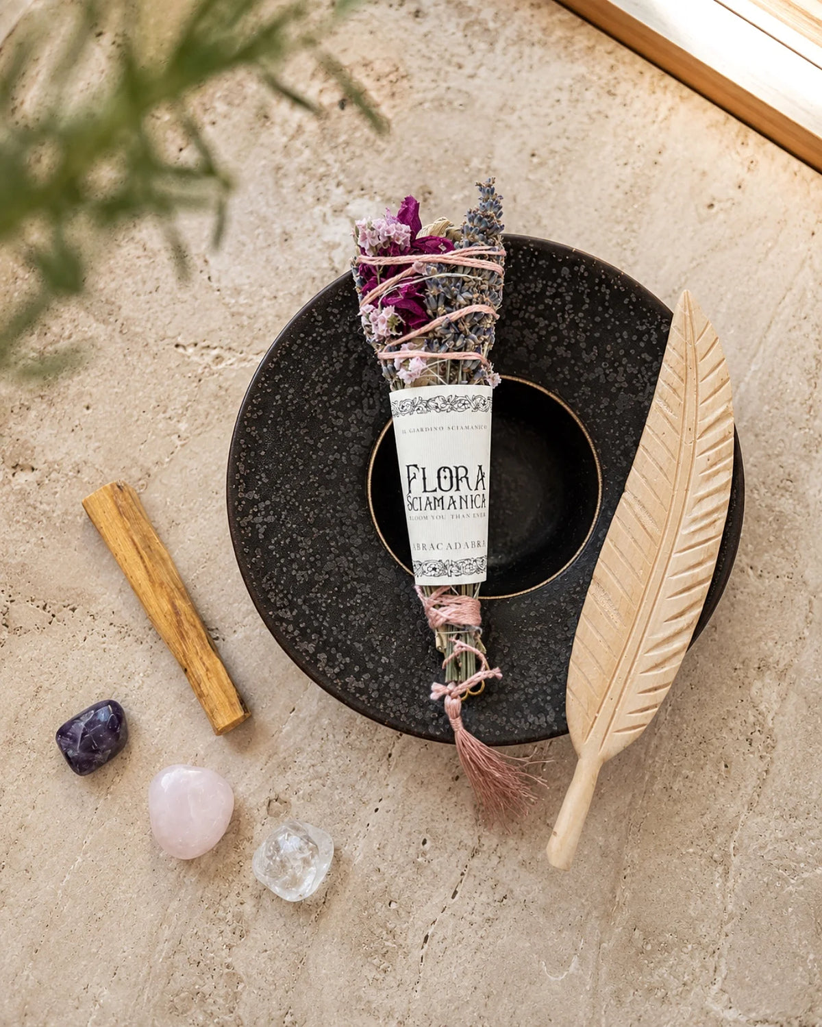 kit rituale fumigazione quotidiano con palo santo, smudge stick artigianale italiano, piuma in legno di mango, piatto porcellana portoghese e set 3 pietre burattate ( ametista, quarzo rosa e cristallo di rocca ): incantesimo della fioritura per nuovo capitolo, rinascita personale e creatività 