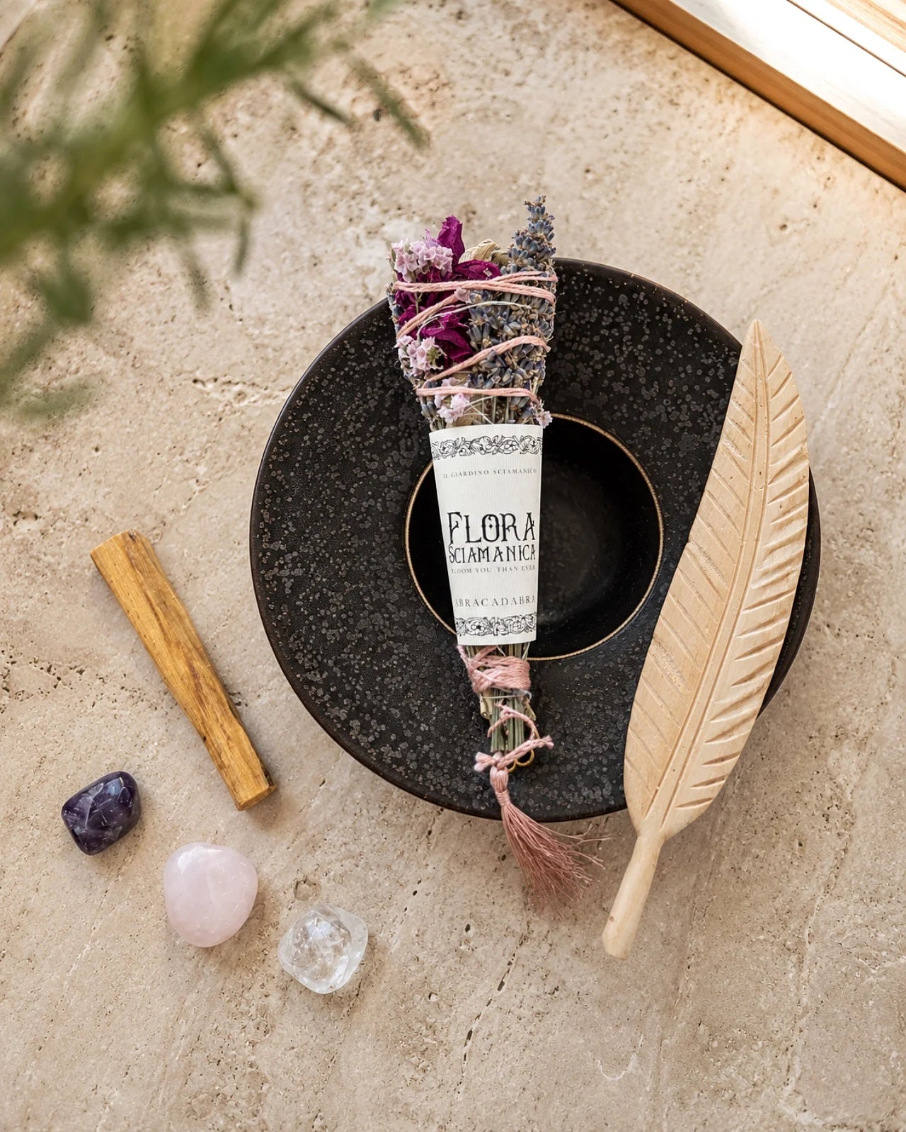 kit rituale fumigazione quotidiano con palo santo, smudge stick artigianale italiano, piuma in legno di mango, piatto porcellana portoghese e set 3 pietre burattate ( ametista, quarzo rosa e cristallo di rocca ): incantesimo della fioritura per nuovo capitolo, rinascita personale e creatività 