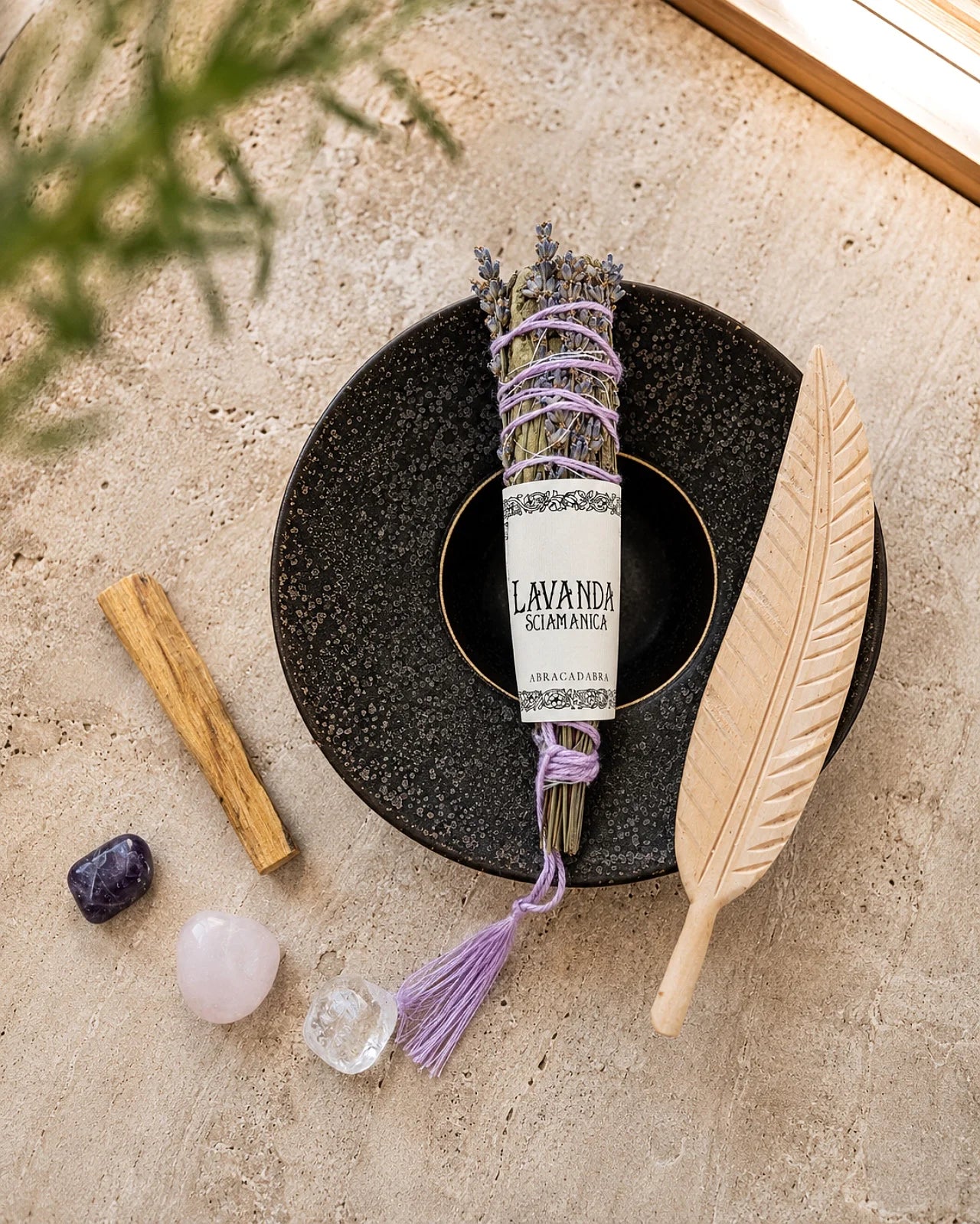 kit rituale fumigazione quotidiano con palo santo, smudge stick artigianale italiano, piuma in legno di mango, piatto porcellana portoghese e set 3 pietre burattate ( ametista, quarzo rosa e cristallo di rocca ) - incantesimo del nuovo respiro per nuova casa, trasferimento, cambiamento o nuovo inizio