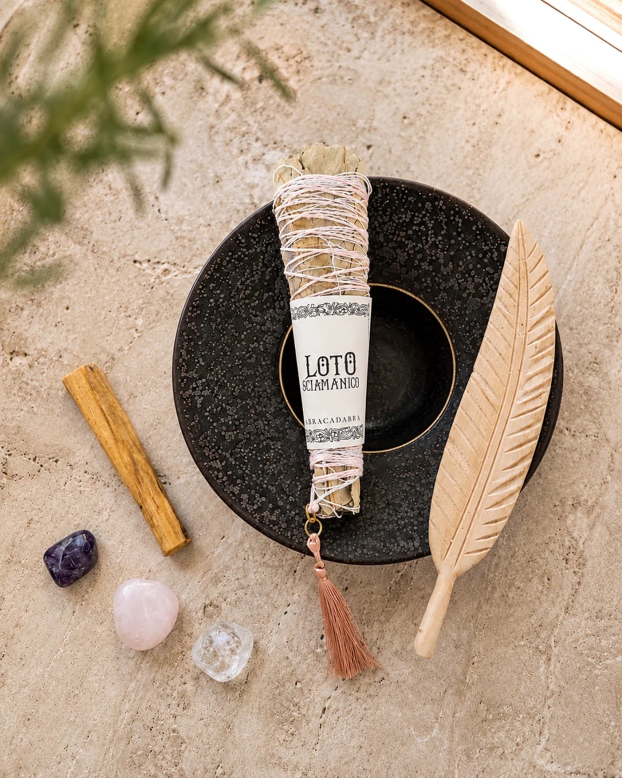 kit rituale fumigazione quotidiano con palo santo, smudge stick artigianale italiano, piuma in legno di mango, piatto porcellana portoghese e set 3 pietre burattate ( ametista, quarzo rosa e cristallo di rocca ) - incantesimo delle risposte silenziose per fasi di riflessione o chi cerca nuove direzioni