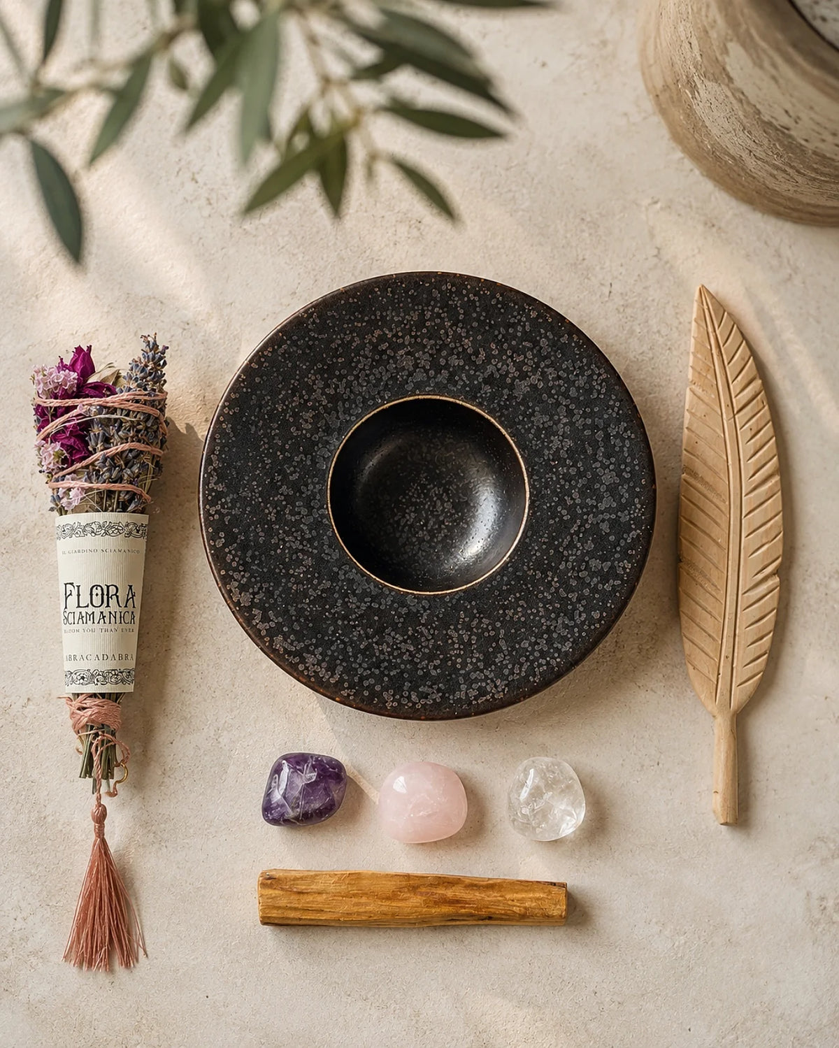 kit rituale fumigazione quotidiano con palo santo, smudge stick artigianale italiano, piuma in legno di mango, piatto porcellana portoghese e set 3 pietre burattate ( ametista, quarzo rosa e cristallo di rocca ) | Io Sono La Luce Roma