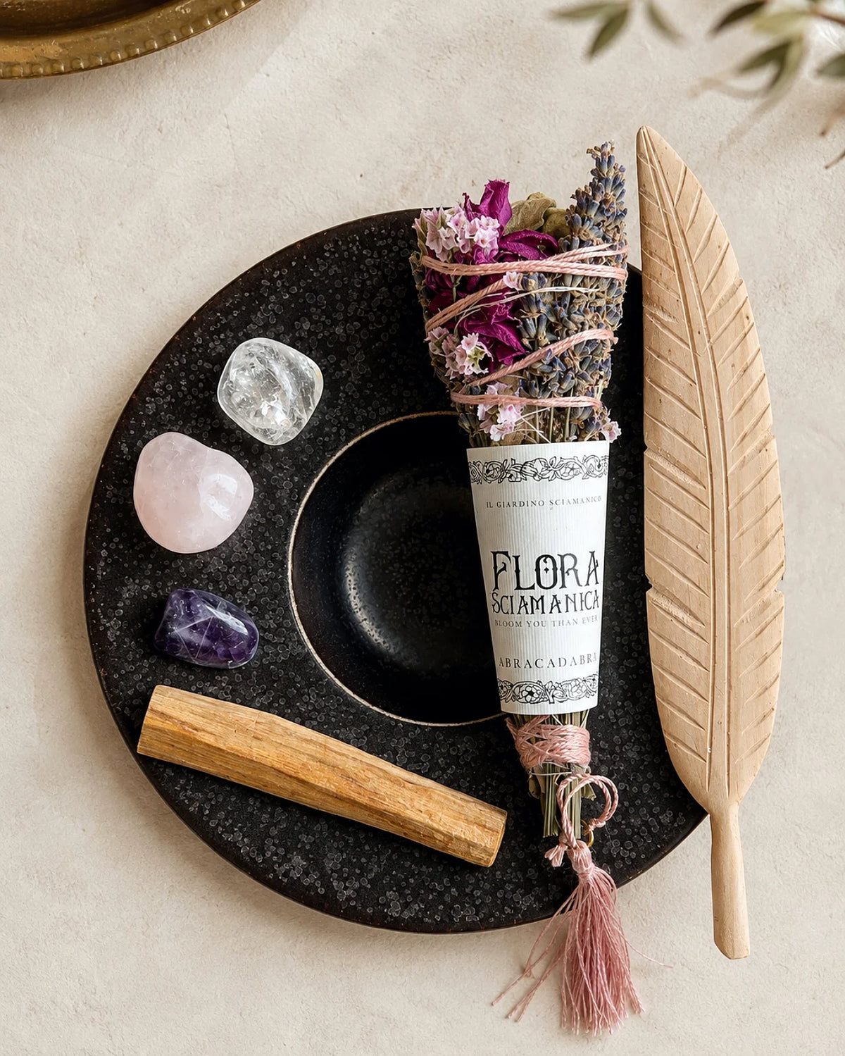 kit rituale fumigazione quotidiano per purificazione simbolica con palo santo, smudge stick artigianale italiano, piuma in legno di mango, piatto porcellana portoghese e set 3 pietre burattate ( ametista, quarzo rosa e cristallo di rocca )