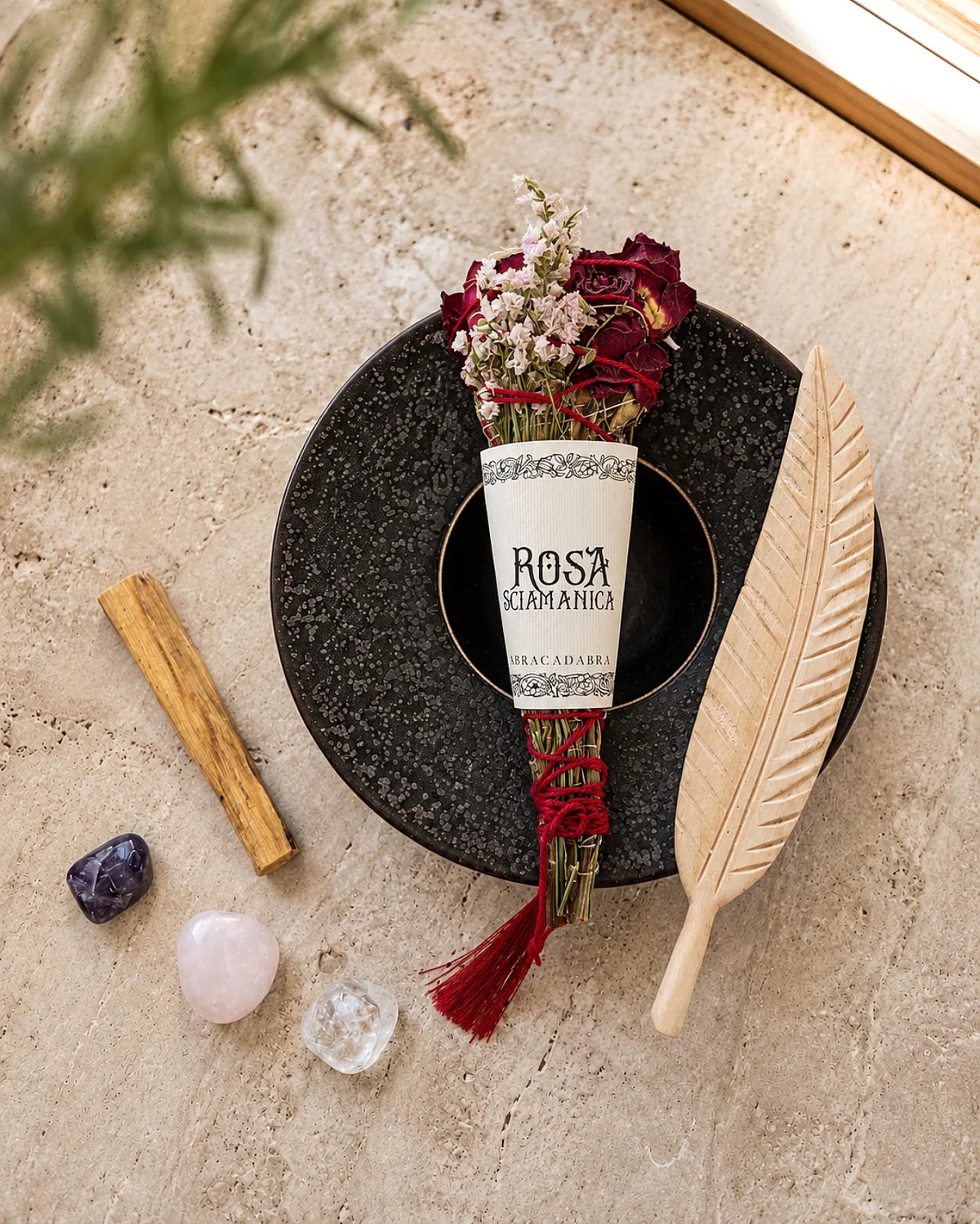 kit rituale fumigazione quotidiano con palo santo, smudge stick artigianale italiano, piuma in legno di mango, piatto porcellana portoghese e set 3 pietre burattate ( ametista, quarzo rosa e cristallo di rocca ) - incantesimo del cuore in rinascita per amor proprio e gentilezza