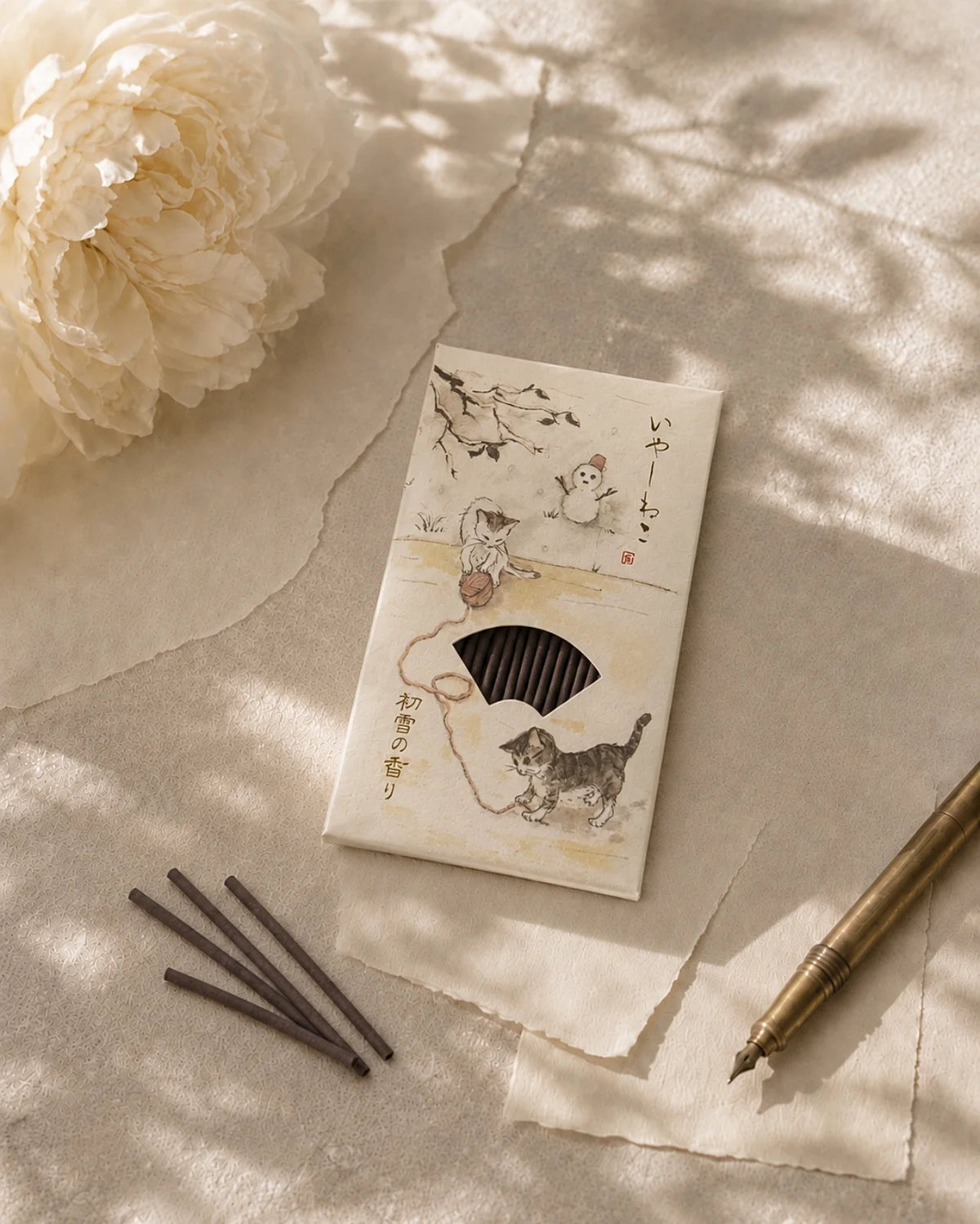 Incenso giapponese Yashi Nelo Kousaido da Kyoto per rituali slow living per la casa: ispirati alle stagioni giapponesi e al tempo lento dei gatti, con illustrazione di gatto - Roma | formato bastoncino - fragranza prima neve
