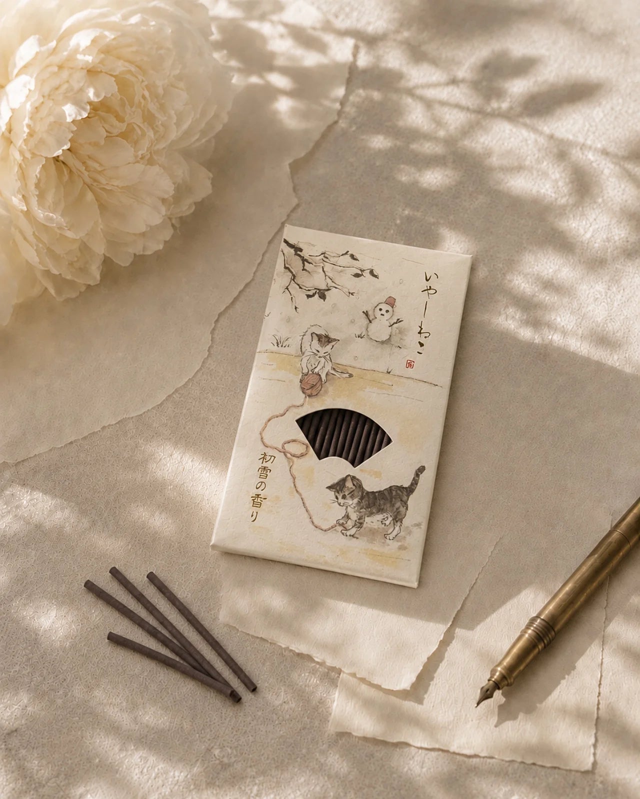 Incenso giapponese Yashi Nelo Kousaido da Kyoto per rituali slow living per la casa: ispirati alle stagioni giapponesi e al tempo lento dei gatti, con illustrazione di gatto - Roma | formato bastoncino - fragranza prima neve