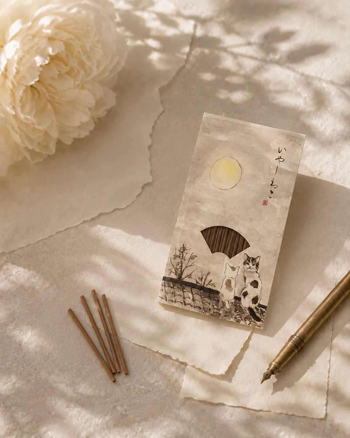 Incenso giapponese Yashi Nelo Kousaido da Kyoto per rituali slow living per la casa: ispirati alle stagioni giapponesi e al tempo lento dei gatti, con illustrazione di gatto - Roma | formato bastoncino - fragranza tardo autunno