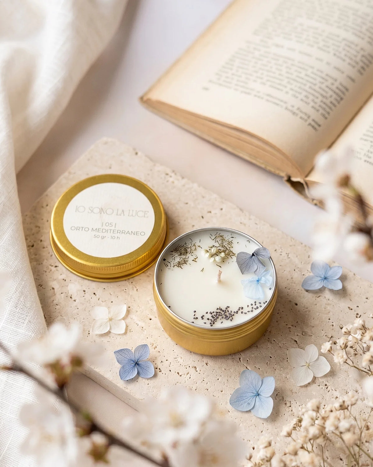 Lucciola nomade candela profumata da viaggio in latta oro con tappo, cera di soia artigianale profumo agli agrumi e lime, basilico, erbe aromatiche