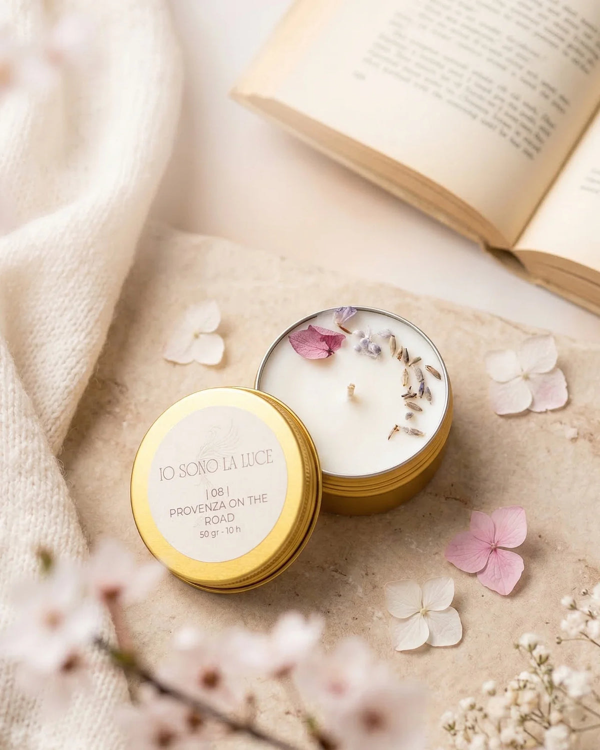 Lucciola nomade candela profumata da viaggio in latta oro con tappo, cera di soia artigianale profumo alla lavanda, bergamotto e erbe aromatiche
