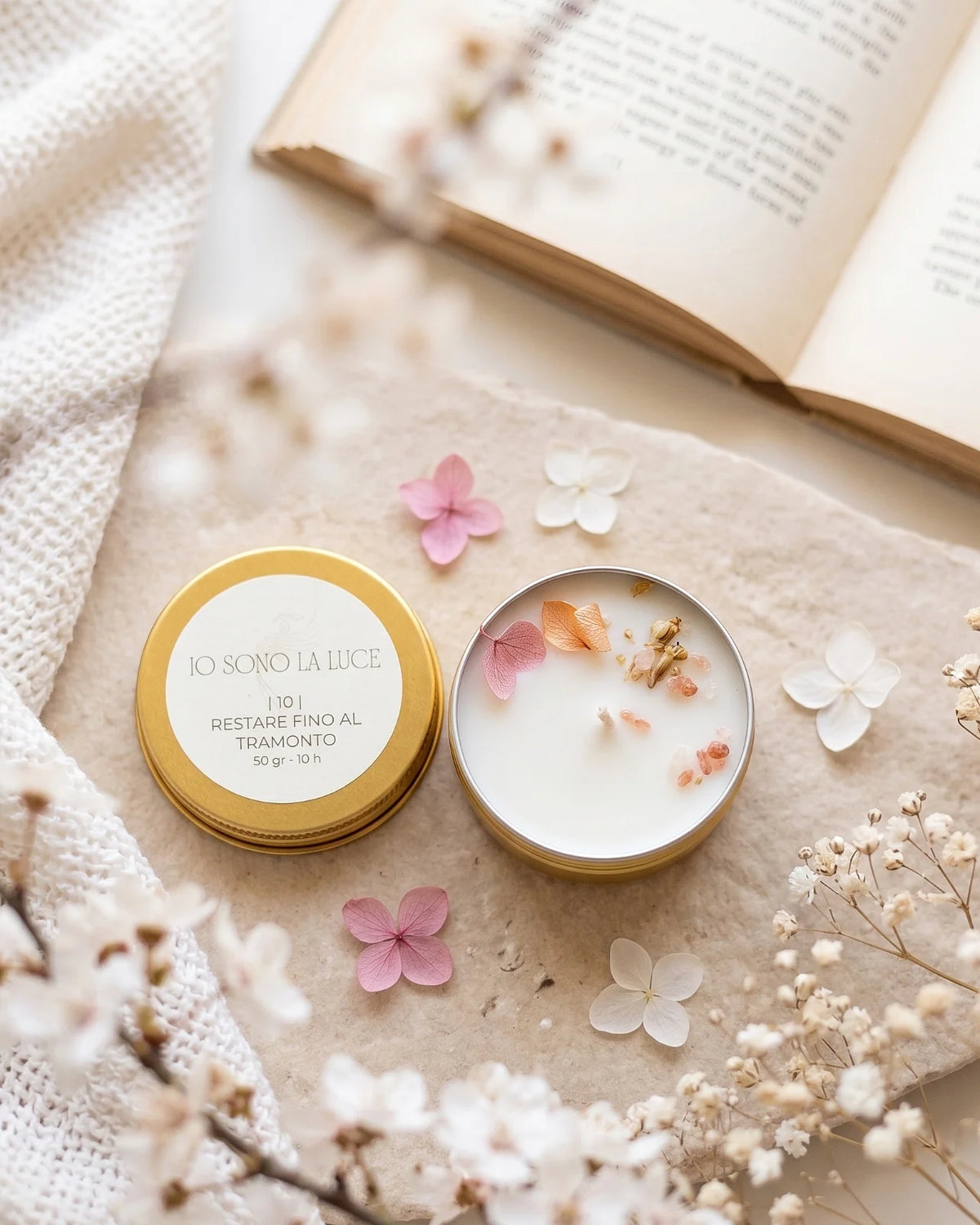 Lucciola nomade candela profumata da viaggio in latta oro con tappo, cera di soia artigianale profumo all'acqua di cocco, melone, geranio e ambra