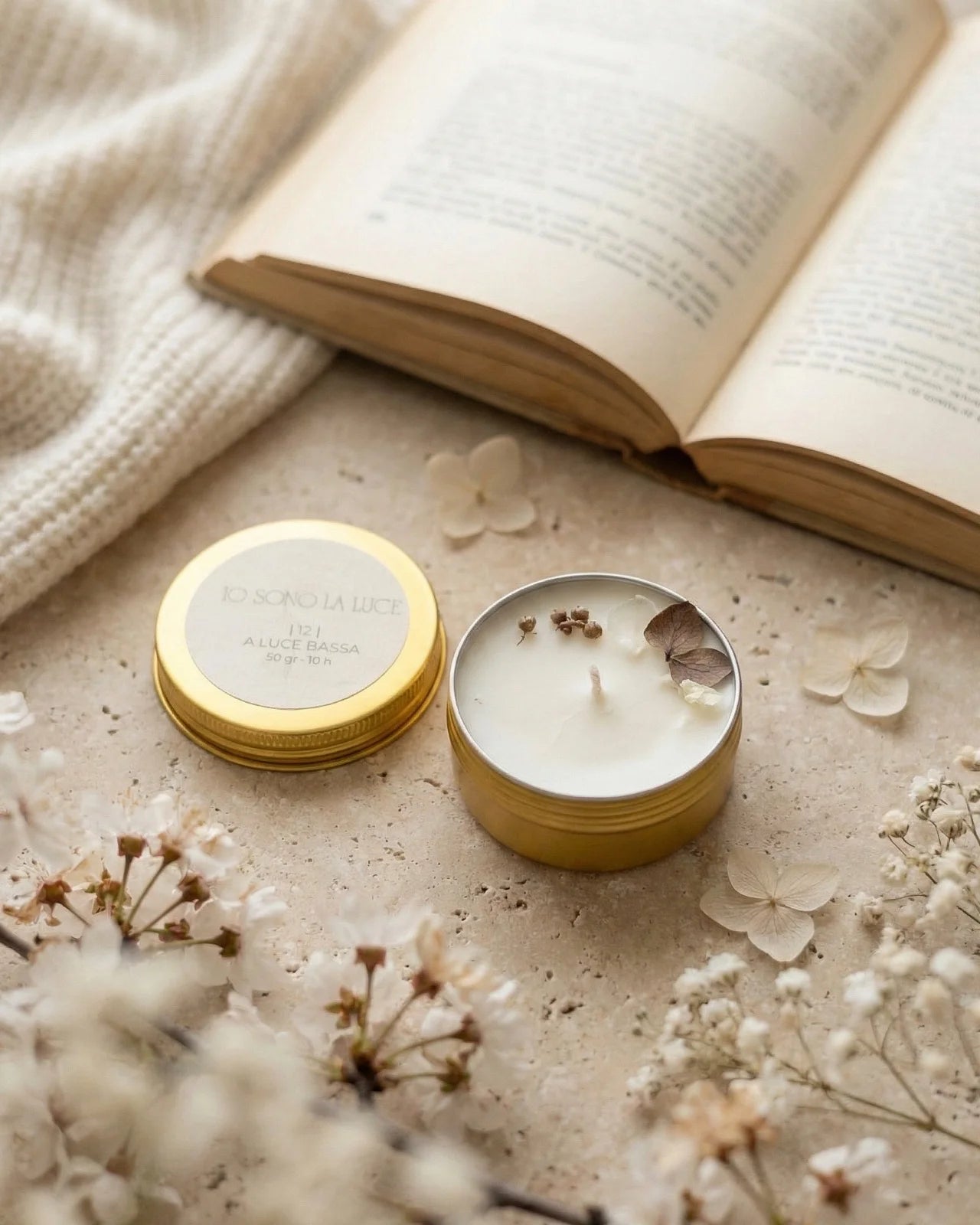 Lucciola nomade candela profumata da viaggio in latta oro con tappo, cera di soia artigianale profumo al sandalo, patchouli, ambra, pelle
