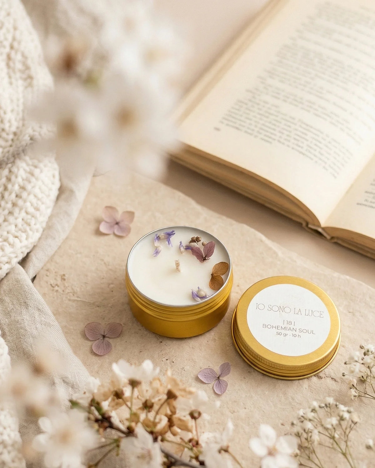 Lucciola nomade candela profumata da viaggio in latta oro con tappo, cera di soia artigianale profumo pepe rosa, prugna, patchouli, rosa