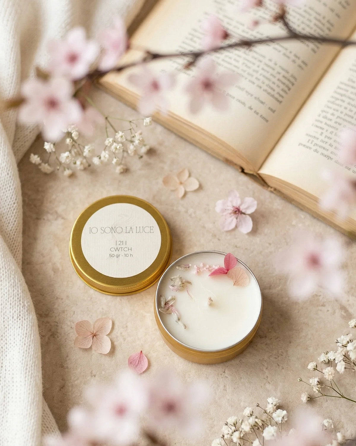 Lucciola nomade candela profumata da viaggio in latta oro con tappo, cera di soia artigianale profumo fiori di mandorlo e pesco, karitè, mandorla dolce