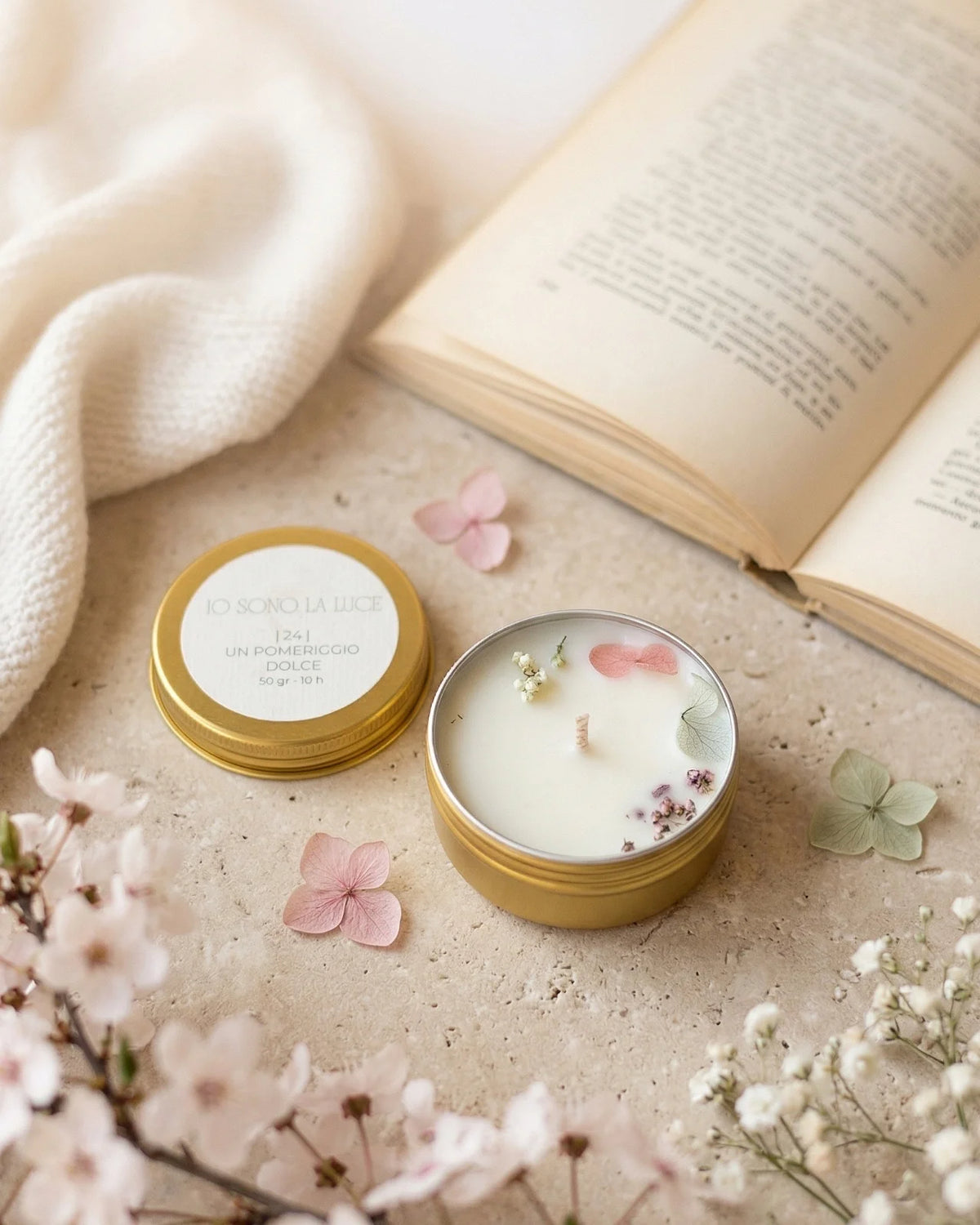 Lucciola nomade candela profumata da viaggio in latta oro con tappo, cera di soia artigianale profumo alla fragola, caramello, gelato al pistacchio
