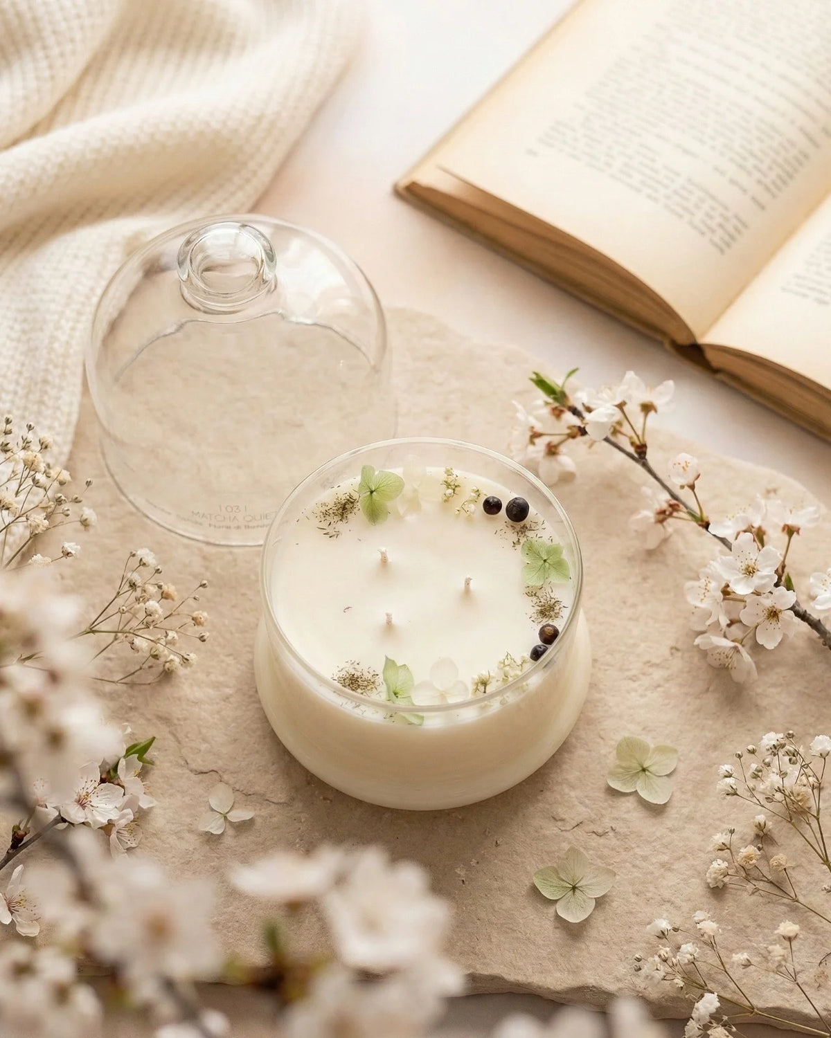 Candela profumata artigianale botanica di cera di soia in campana di vetro con  tre stoppini e composizione di petali e fiori essiccati | Profumo matcha, cocco, frutti di bosco, petali viola
