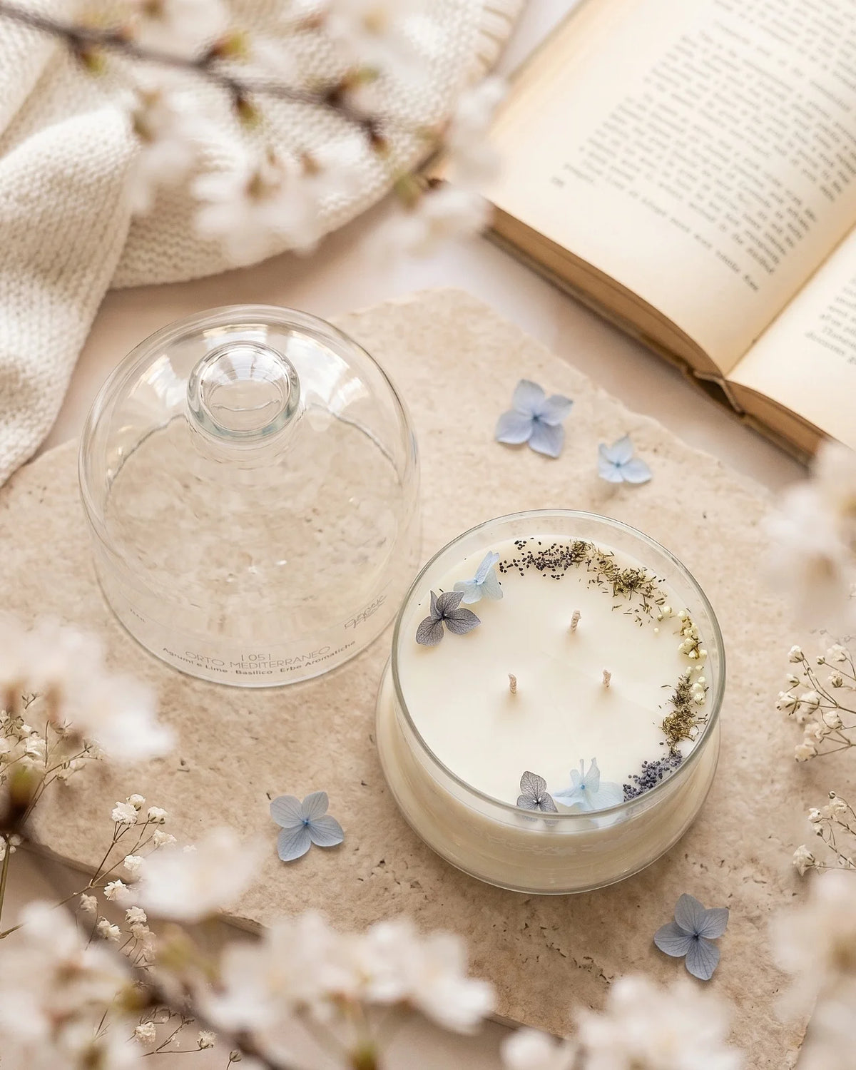 Candela profumata artigianale botanica di cera di soia in campana di vetro con  tre stoppini e composizione di petali e fiori essiccati | Profumo agrumi e lime, basilico, erbe aromatiche
