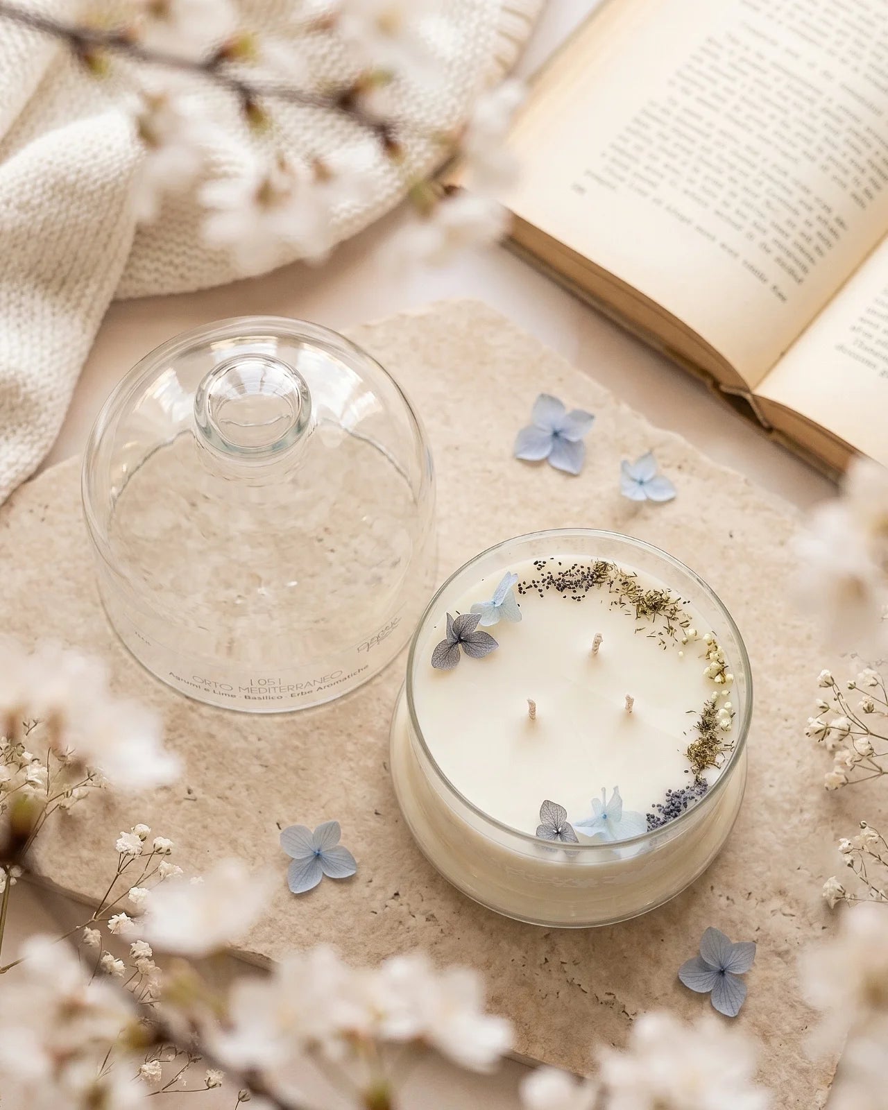 Candela profumata artigianale botanica di cera di soia in campana di vetro con  tre stoppini e composizione di petali e fiori essiccati | Profumo agrumi e lime, basilico, erbe aromatiche
