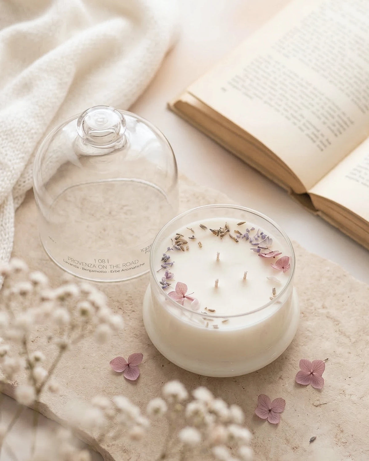 Candela profumata artigianale botanica di cera di soia in campana di vetro con  tre stoppini e composizione di petali e fiori essiccati | Profumo lavanda, bergamotto, erbe aromatiche