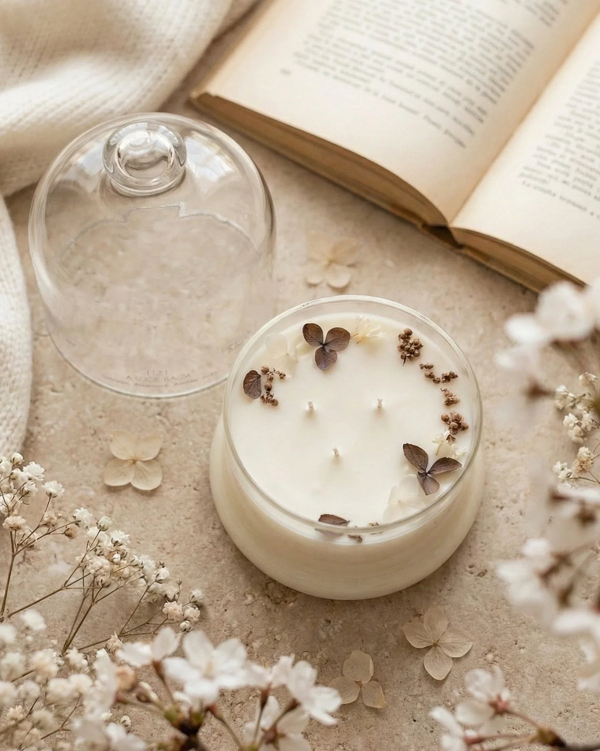 Candela profumata artigianale botanica di cera di soia in campana di vetro con  tre stoppini e composizione di petali e fiori essiccati | Profumo sandalo, patchouli, ambra e pelle
