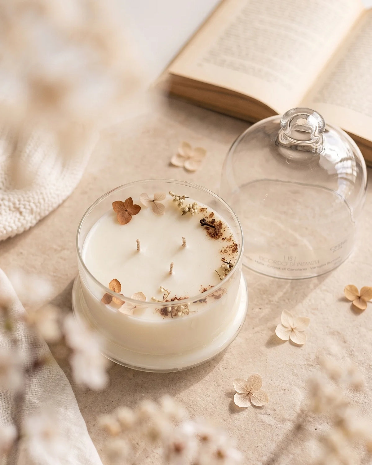 Candela profumata artigianale botanica di cera di soia in campana di vetro con  tre stoppini e composizione di petali e fiori essiccati | Profumo cannella, mela, chiodi di garofano e vaniglia burrosa
