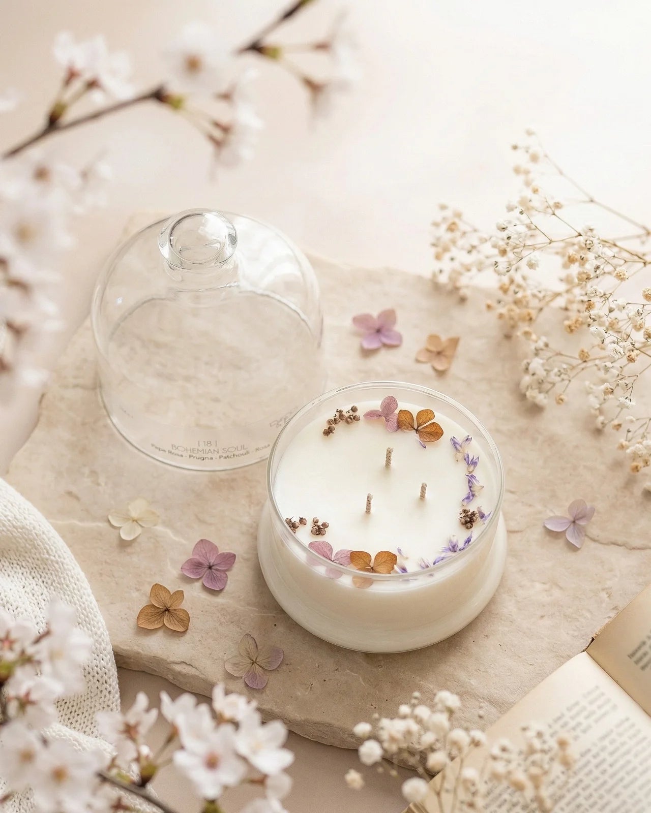 Candela profumata artigianale botanica di cera di soia in campana di vetro con  tre stoppini e composizione di petali e fiori essiccati | Profumo pepe rosa, prugna, patchouli, rosa 