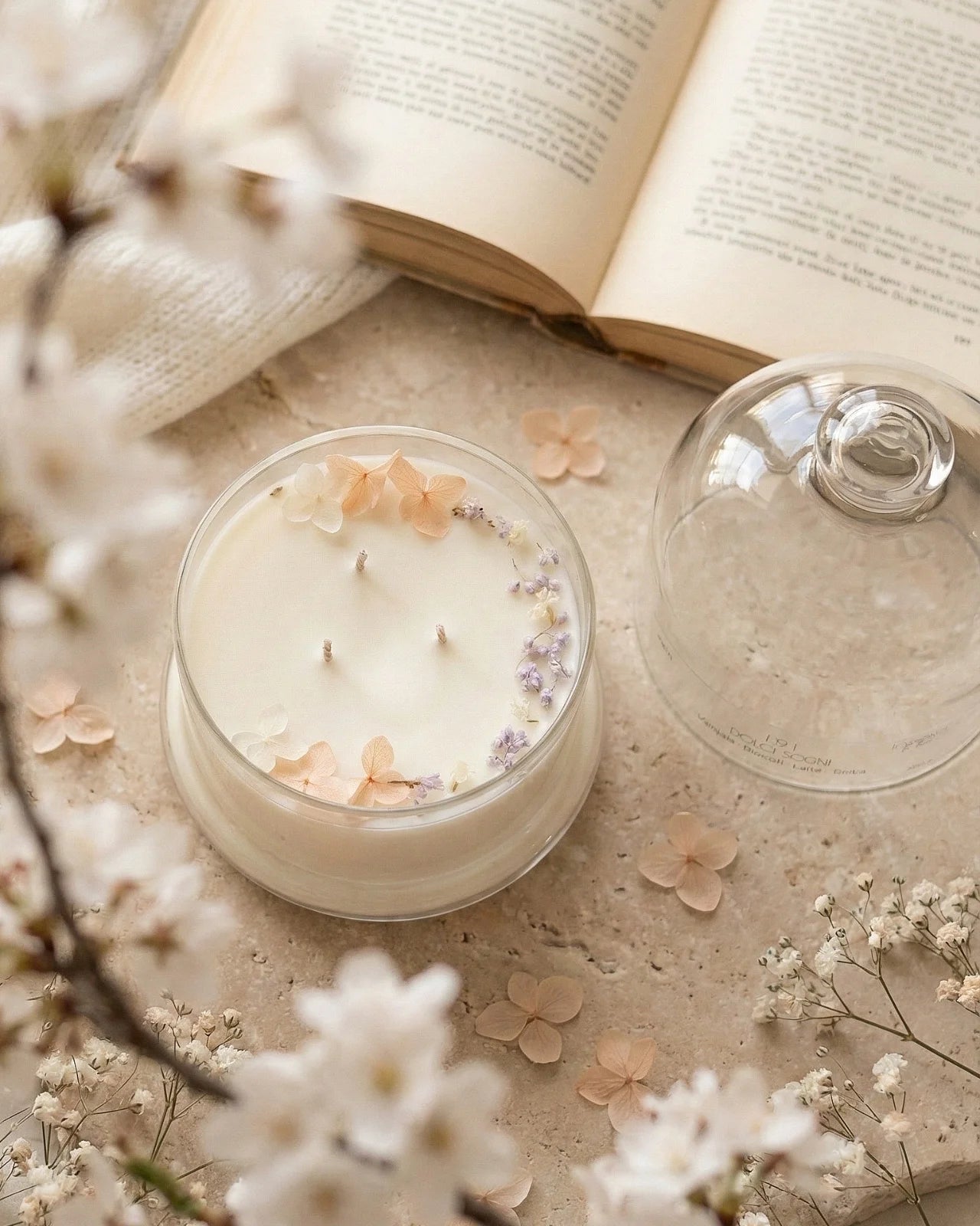 Candela profumata artigianale botanica di cera di soia in campana di vetro con  tre stoppini e composizione di petali e fiori essiccati | Profumo vaniglia, biscotti, latte e tonka
