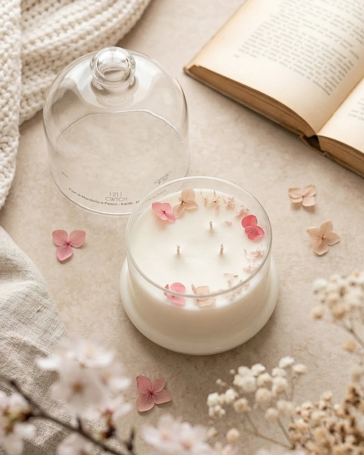 Candela profumata artigianale botanica di cera di soia in campana di vetro con  tre stoppini e composizione di petali e fiori essiccati | Profumo fiori di mandorlo e pesco, karitè, mandorla dolce 