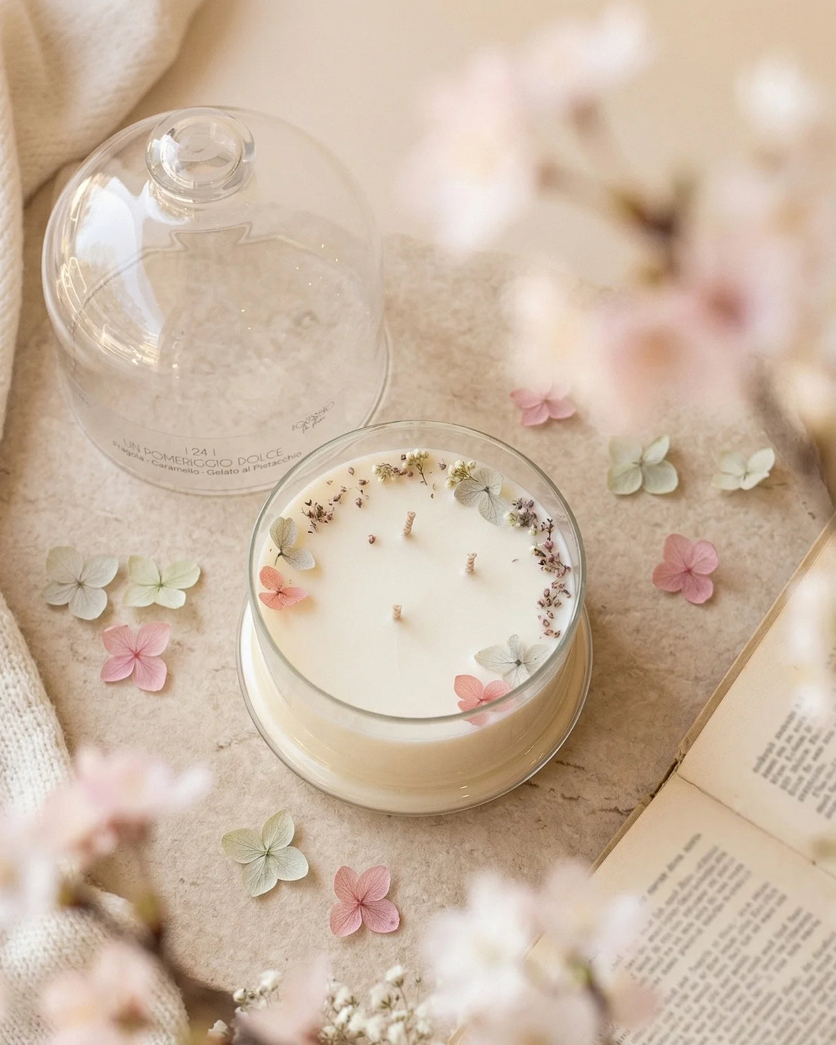 Candela profumata artigianale botanica di cera di soia in campana di vetro con  tre stoppini e composizione di petali e fiori essiccati | Profumo fragola, caramello, gelato al pistacchio
