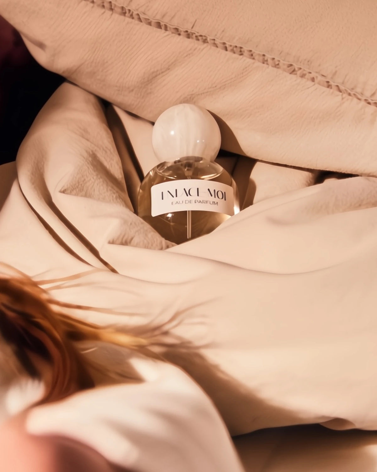 Flacone di profumo Enlace-Moi di Orbe de Memoire con tappo sferico, profumo floreale e vanigliato con ingredienti naturali