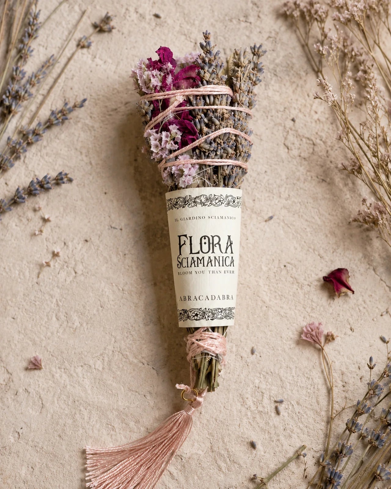 Smudge artigianale Made in Italy, sostenibile e naturale per rituali di fumigazione: fiori, petali e salvia dorata