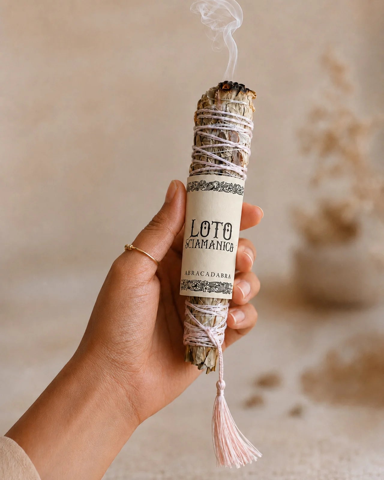 Quattro mazzetti di erbe per fumigazione con salvia, erbe e fiori intrecciati a mano in Italia: loto, lavanda, flora, rosa 
