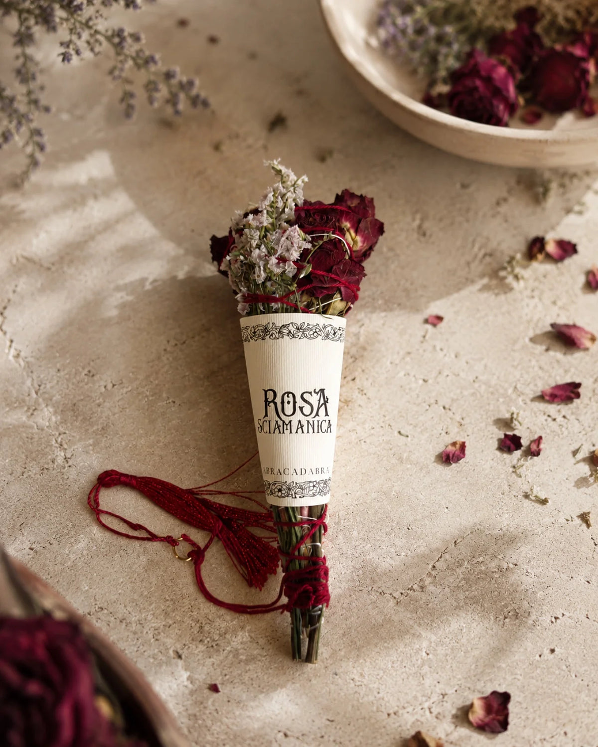 Smudge artigianale Made in Italy, sostenibile e naturale per rituali di fumigazione: fiori, boccioli di rosa e salvia dorata