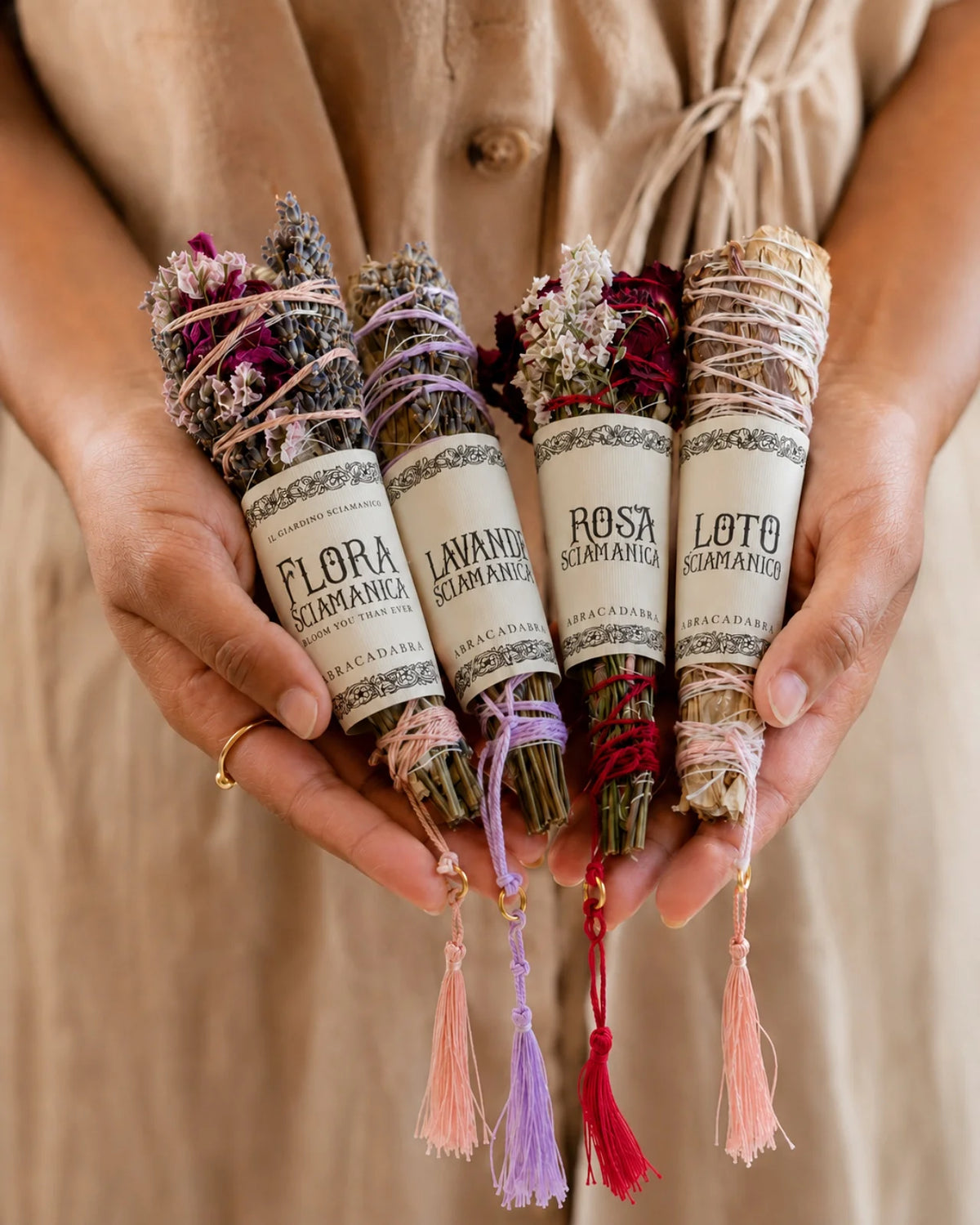 Quattro smudge botanici per fumigazione con salvia, erbe e fiori intrecciati a mano in Italia: loto, lavanda, flora, rosa 
