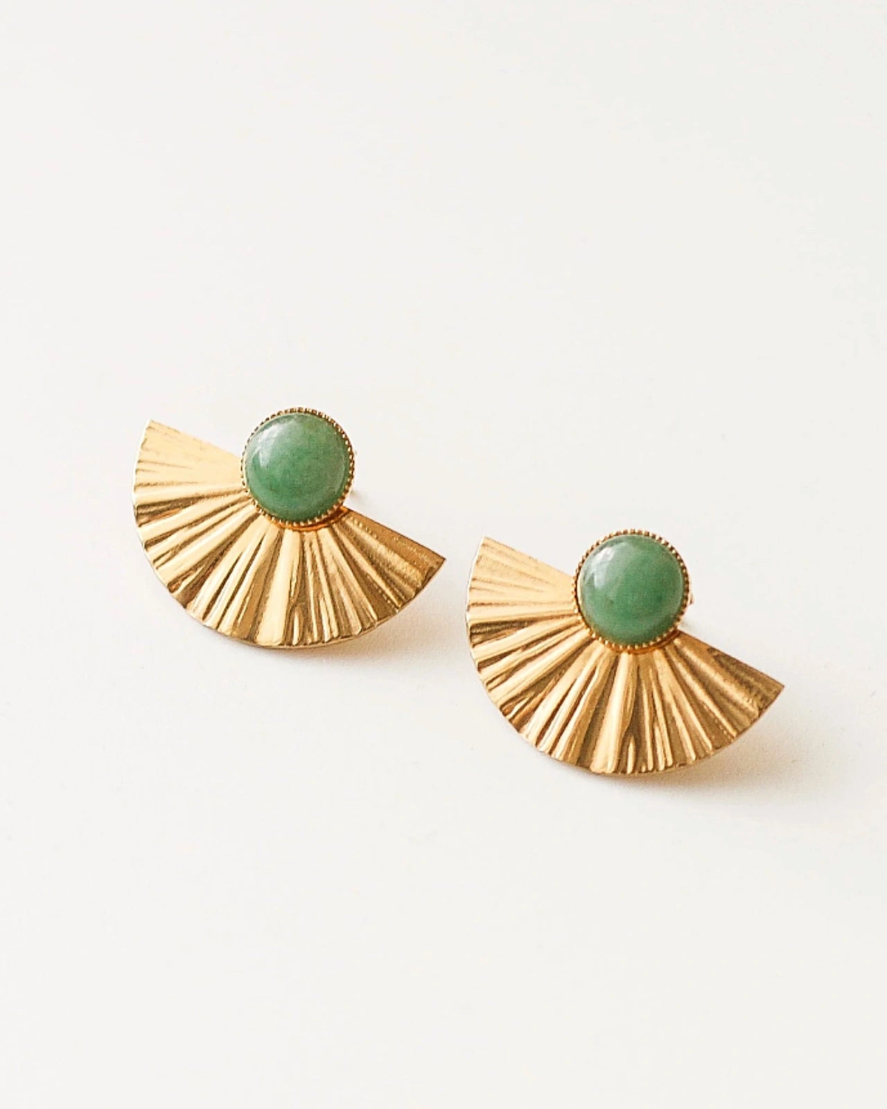 Orecchini Selene 2-in-1: orecchini artigianali trasformabili con mezzaluna dorata e amazzonite naturale, design a ventaglio in acciaio inossidabile placcato oro  