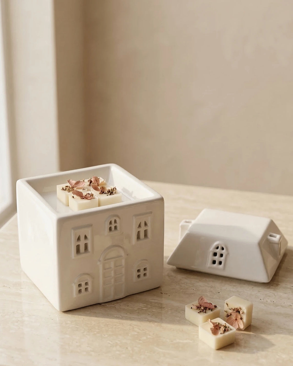 Wax melt burner design casetta con finestre traforate
