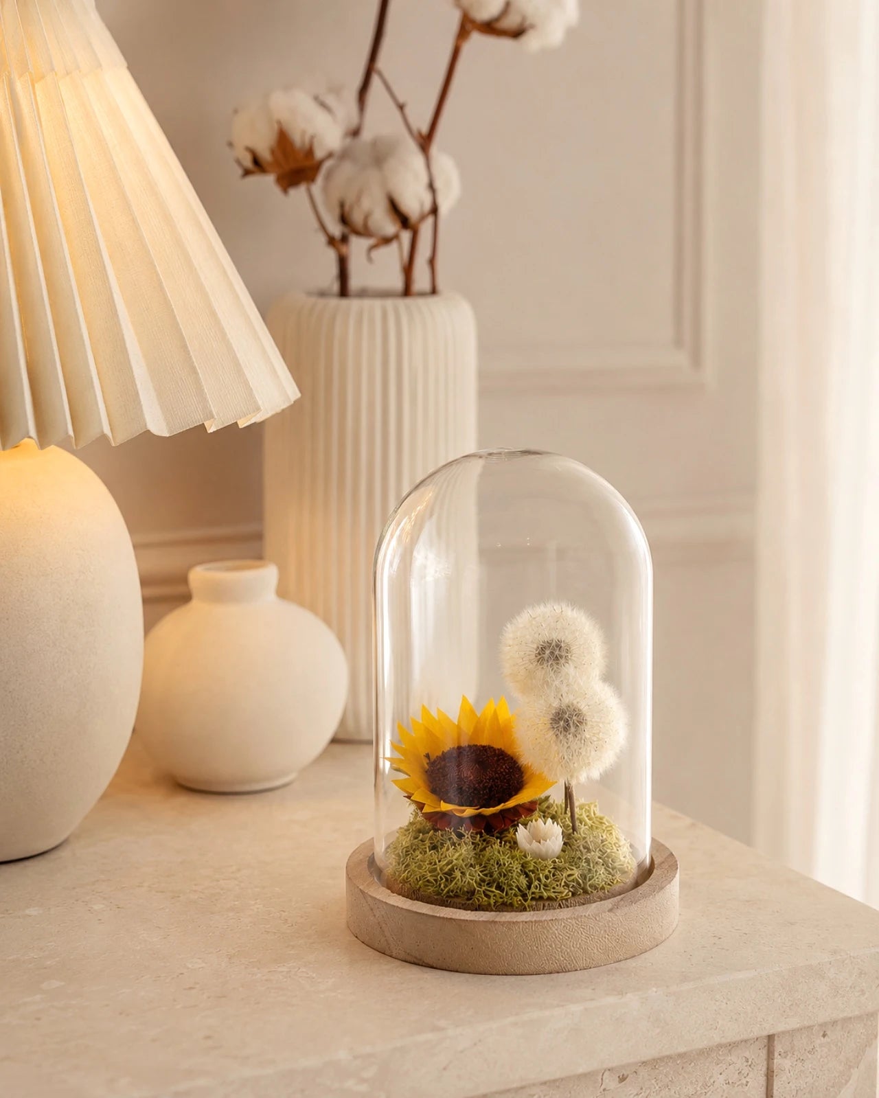 Alma Luciente terrarium botanico con girasole e soffioni su scrivania - home decor fiori stabilizzati Io Sono La Luce