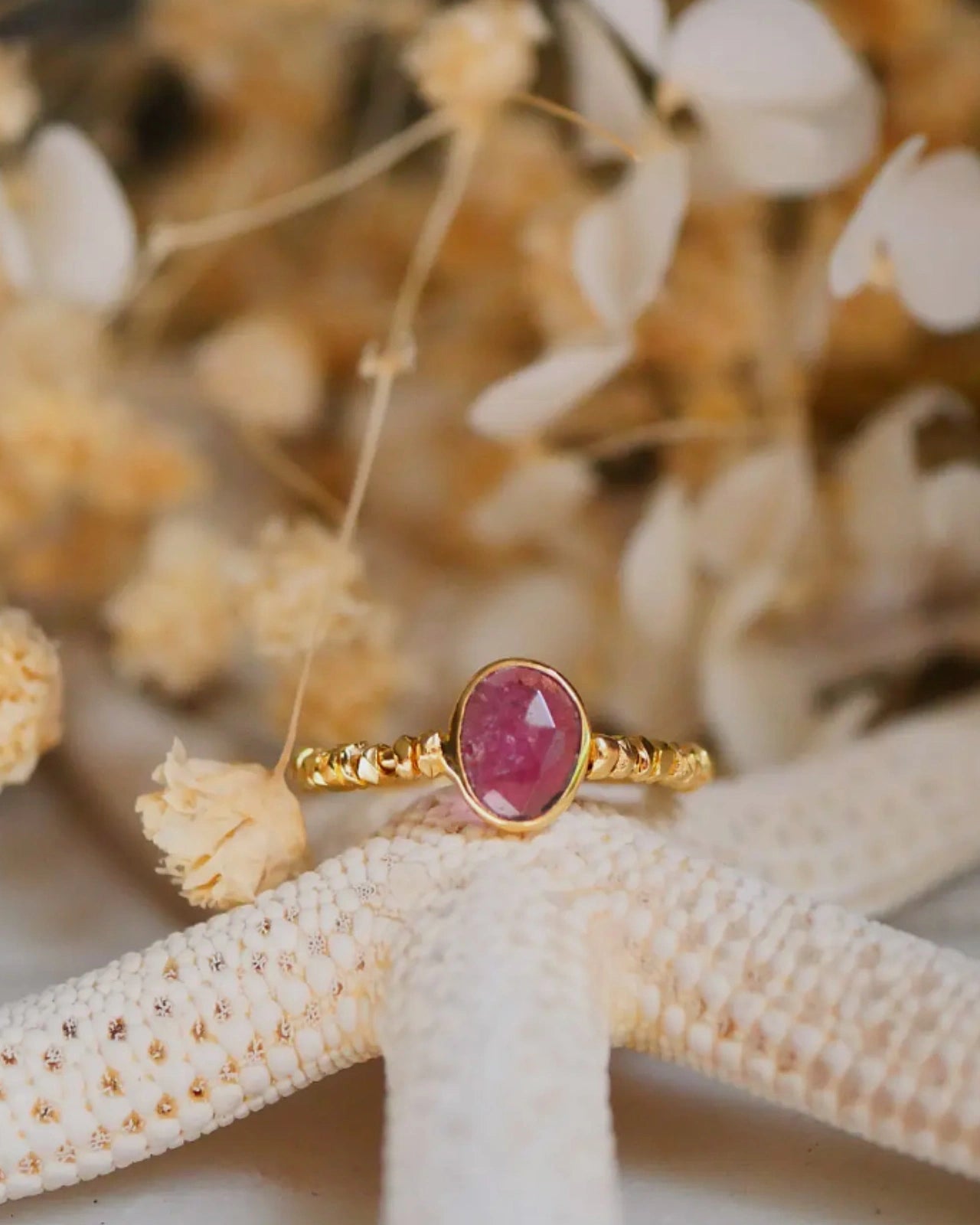 Aruna | Anello artigianale Made in Paris in ottone placcato oro 18k con pietra naturale tormalina rosa indossato