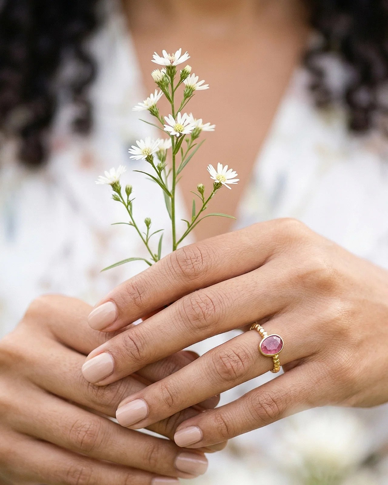 Aruna | Anello artigianale Made in Paris in ottone placcato oro 18k con pietra naturale tormalina rosa indossato