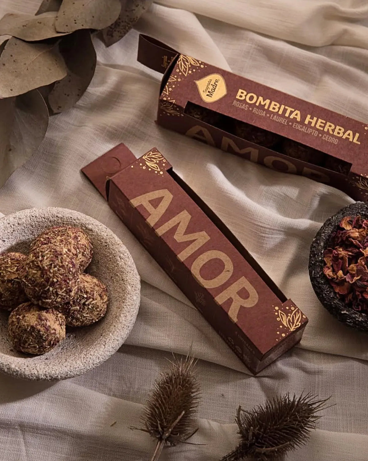 Bombitas Smudge Amor di Sagrada Madre - Rituale d'amore con rosa, ruta, alloro, eucalipto e cedro | Incensi Naturali Roma - Io Sono La Luce