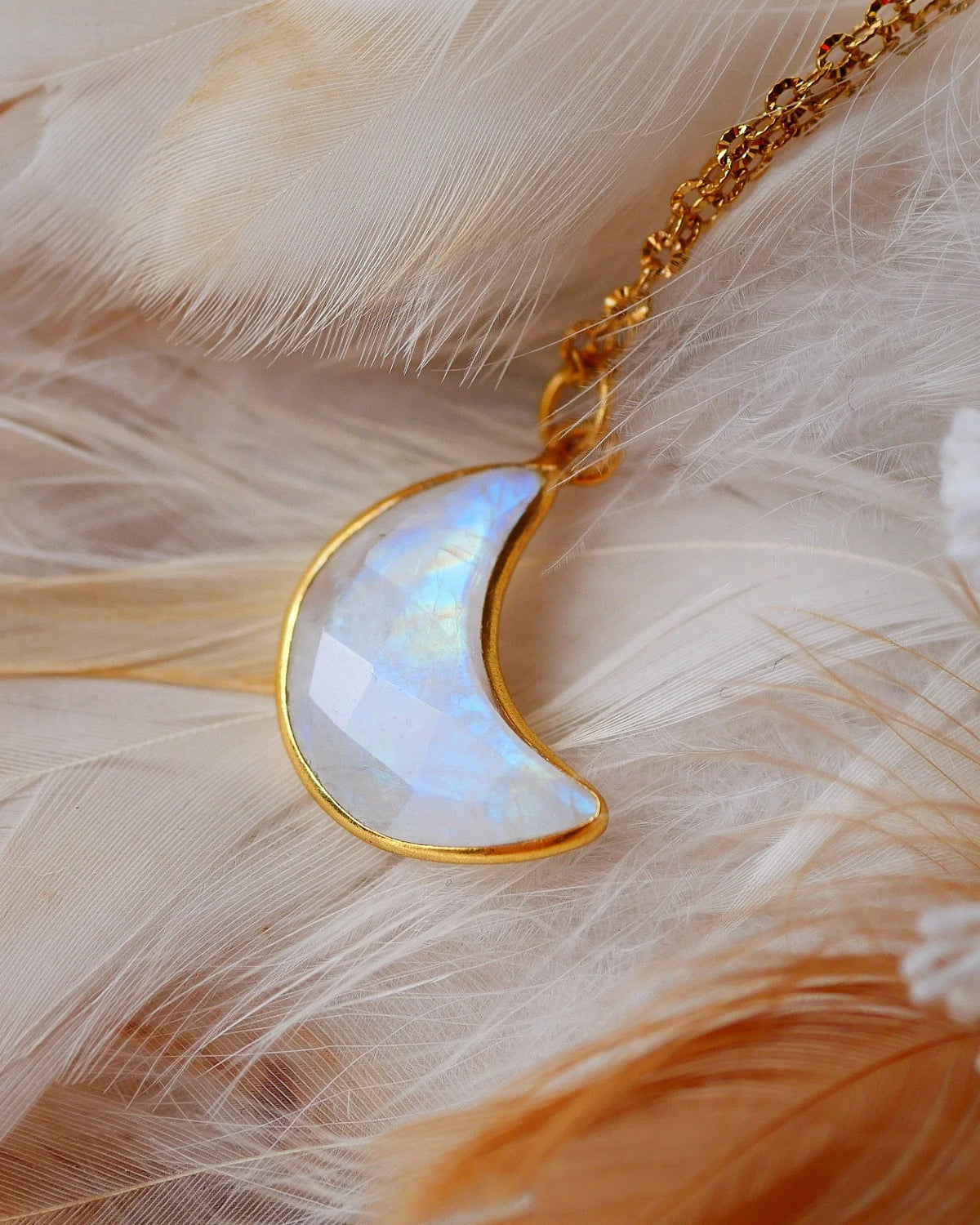 Collana Chandra in acciaio inossidabile placcato oro con ciondolo luna in pietra di luna arcobaleno ( labradorite bianca autentica ) e catena dorata su piume bianche - dettaglio riflessi iridescenti - GINANDGER | Io Sono La Luce. Roma